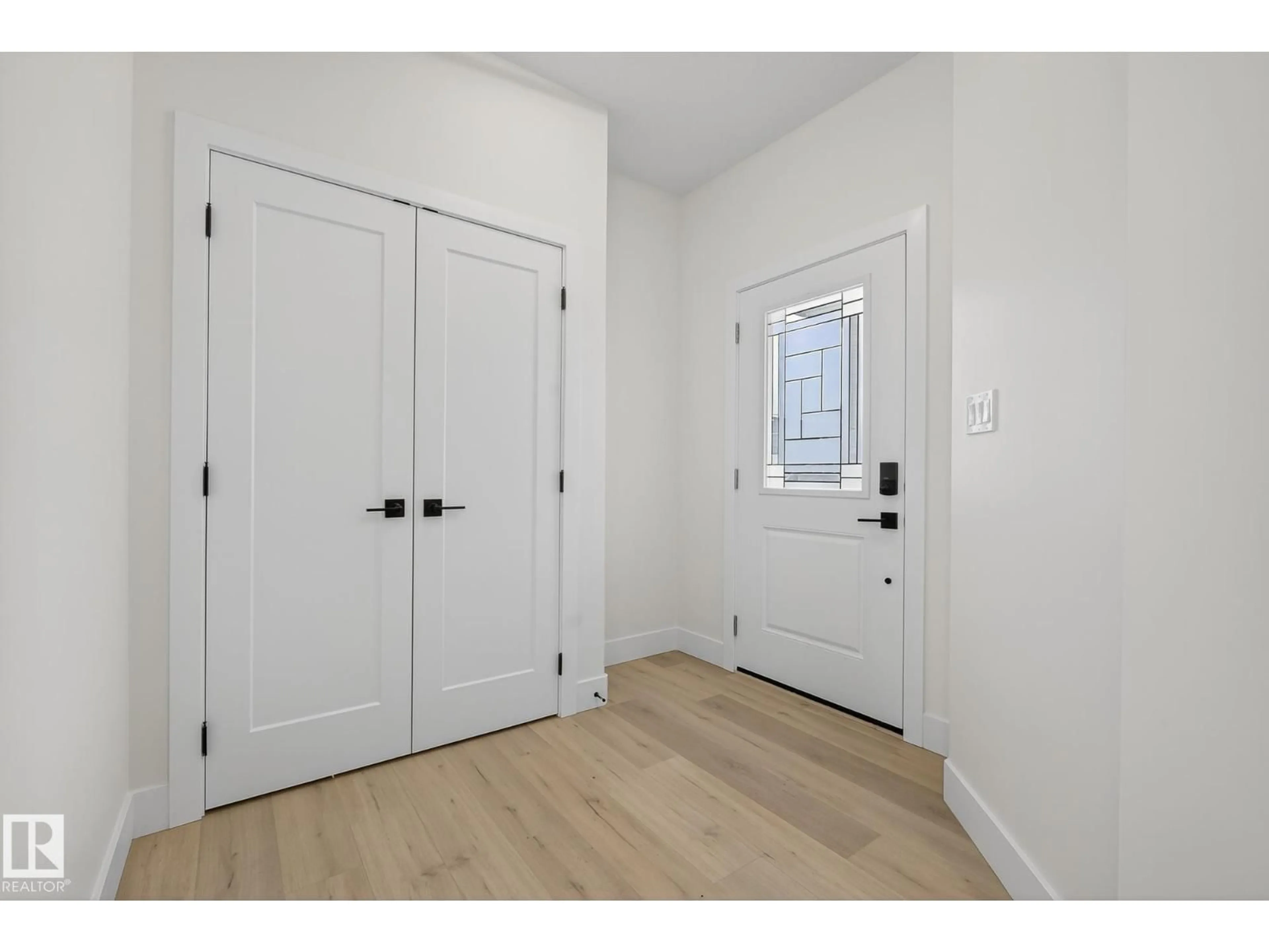 Indoor entryway for 3306 CHICKADEE DR, Edmonton Alberta T5S0V5