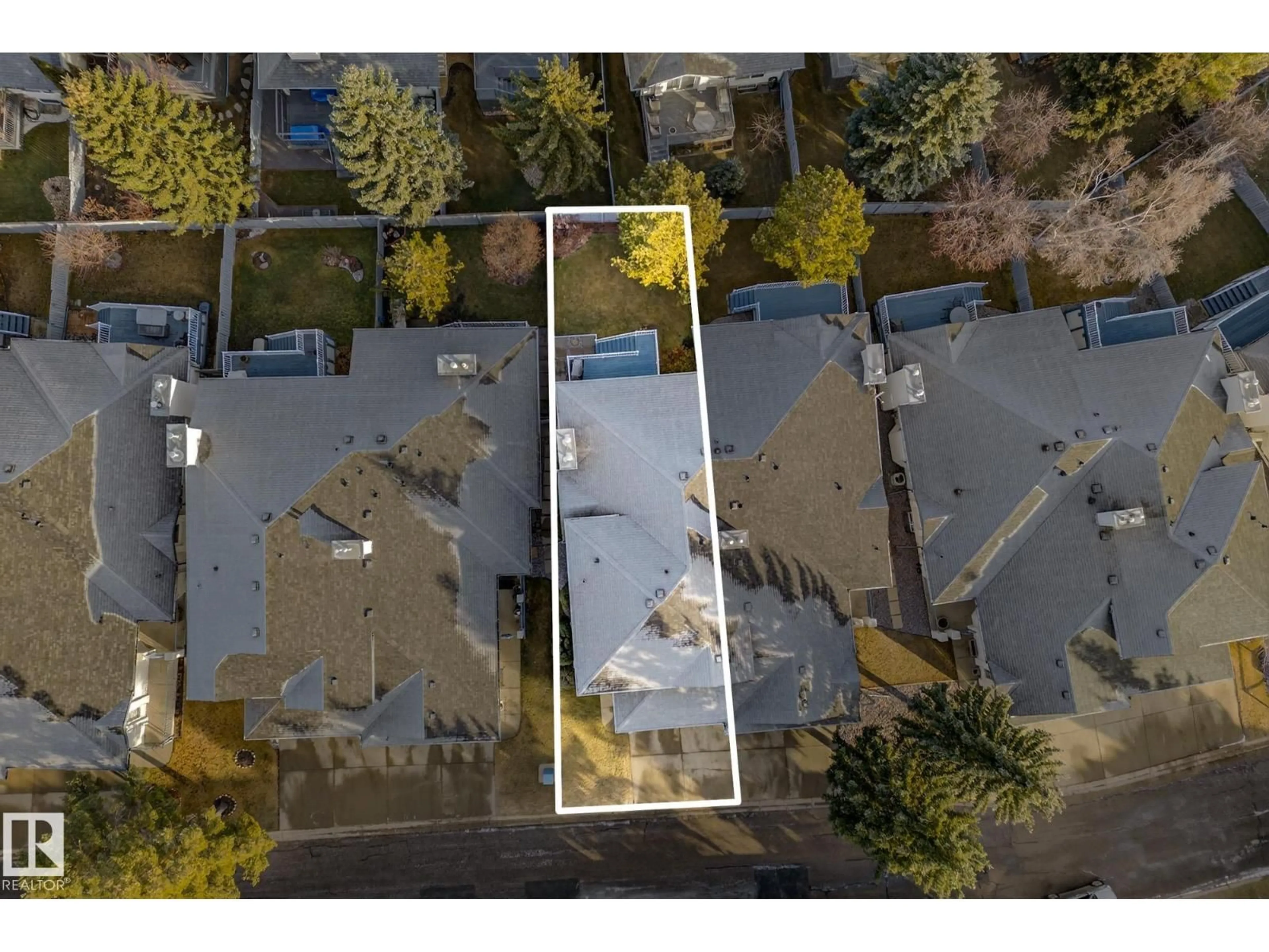 A pic from outside/outdoor area/front of a property/back of a property/a pic from drone, street for 154 OEMING RD, Edmonton Alberta T6R2G5