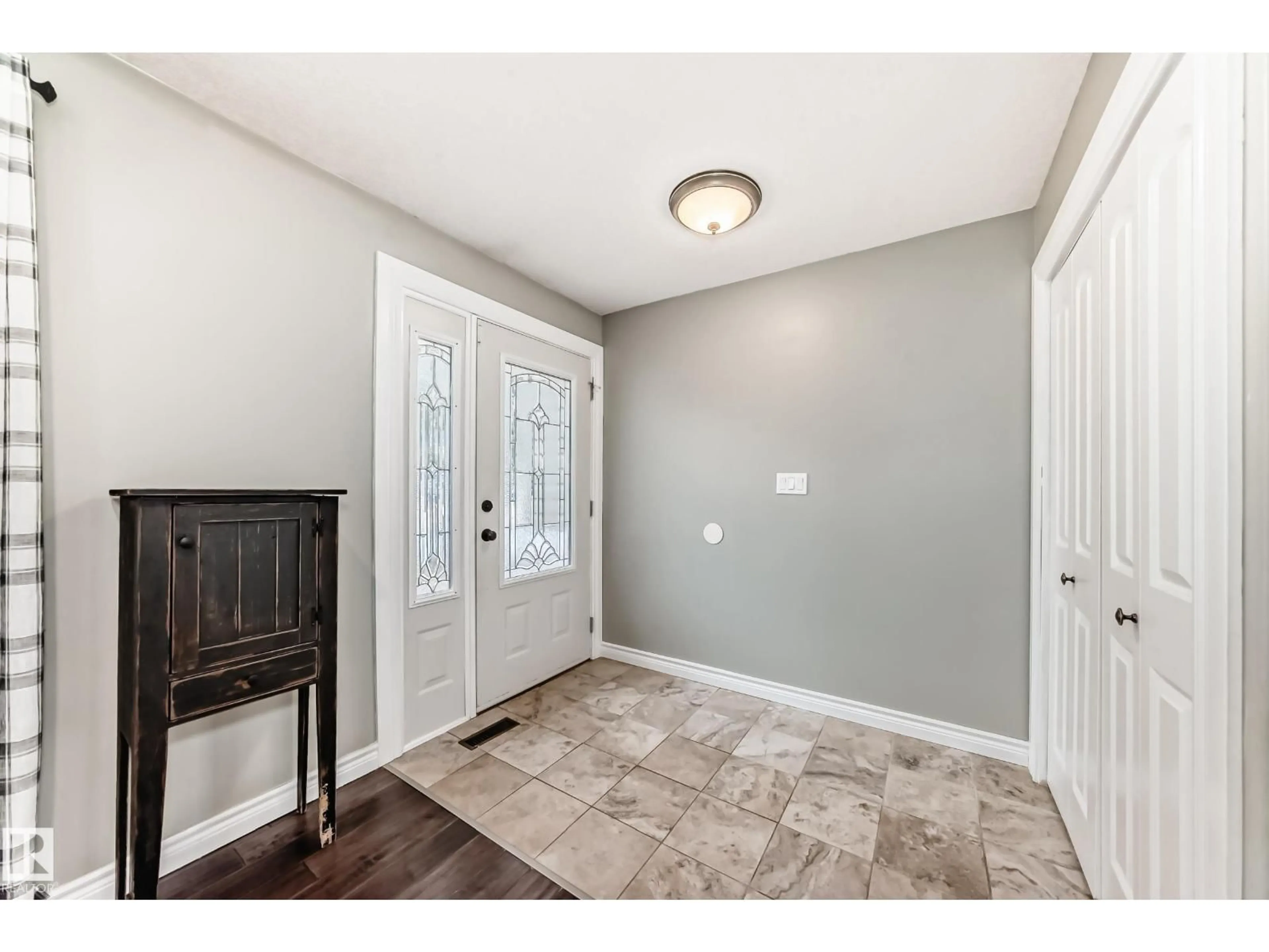 Indoor entryway for 28 UMBACH RD, Stony Plain Alberta T7Z1E9