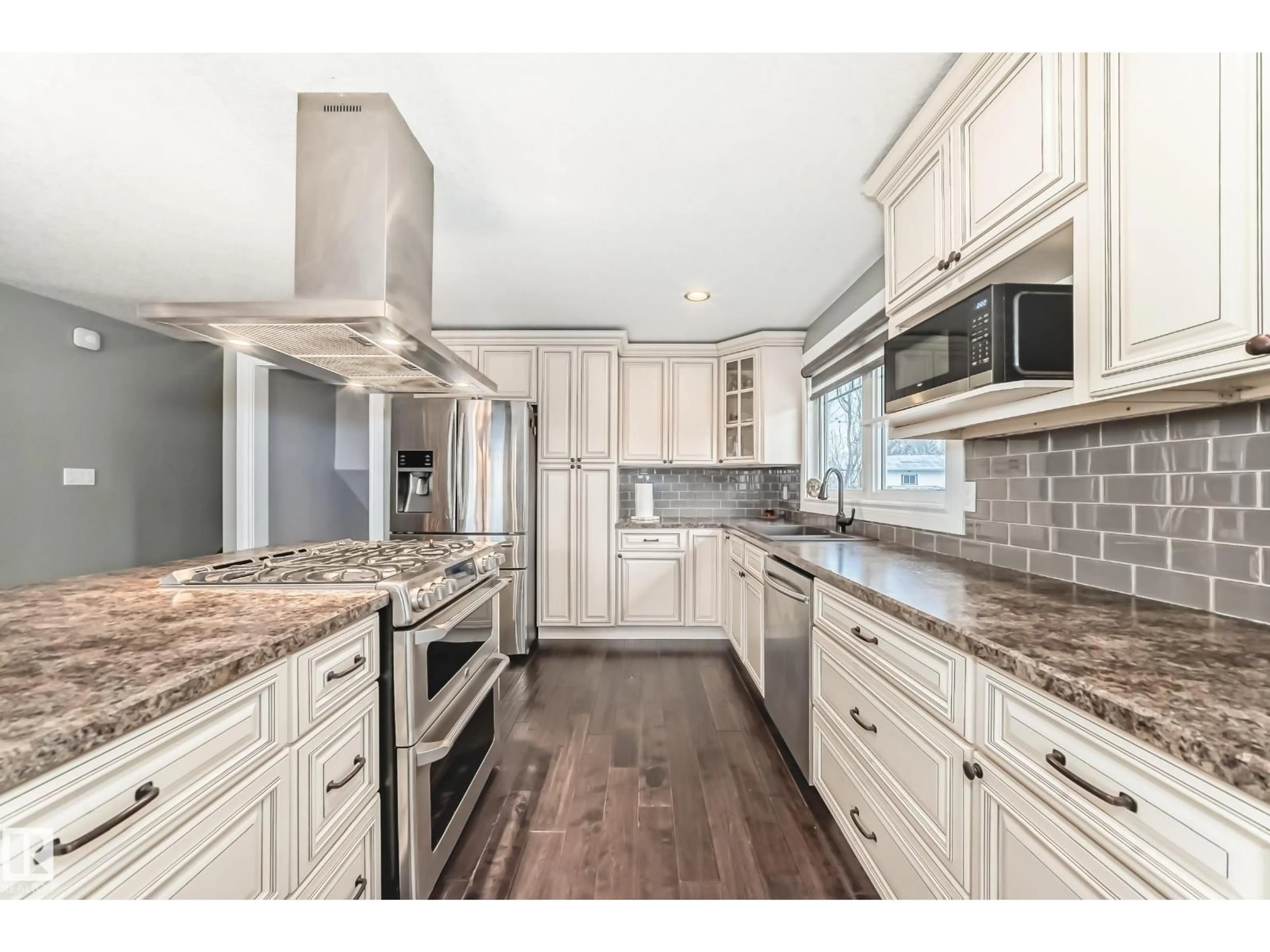Open concept kitchen, unknown for 28 UMBACH RD, Stony Plain Alberta T7Z1E9