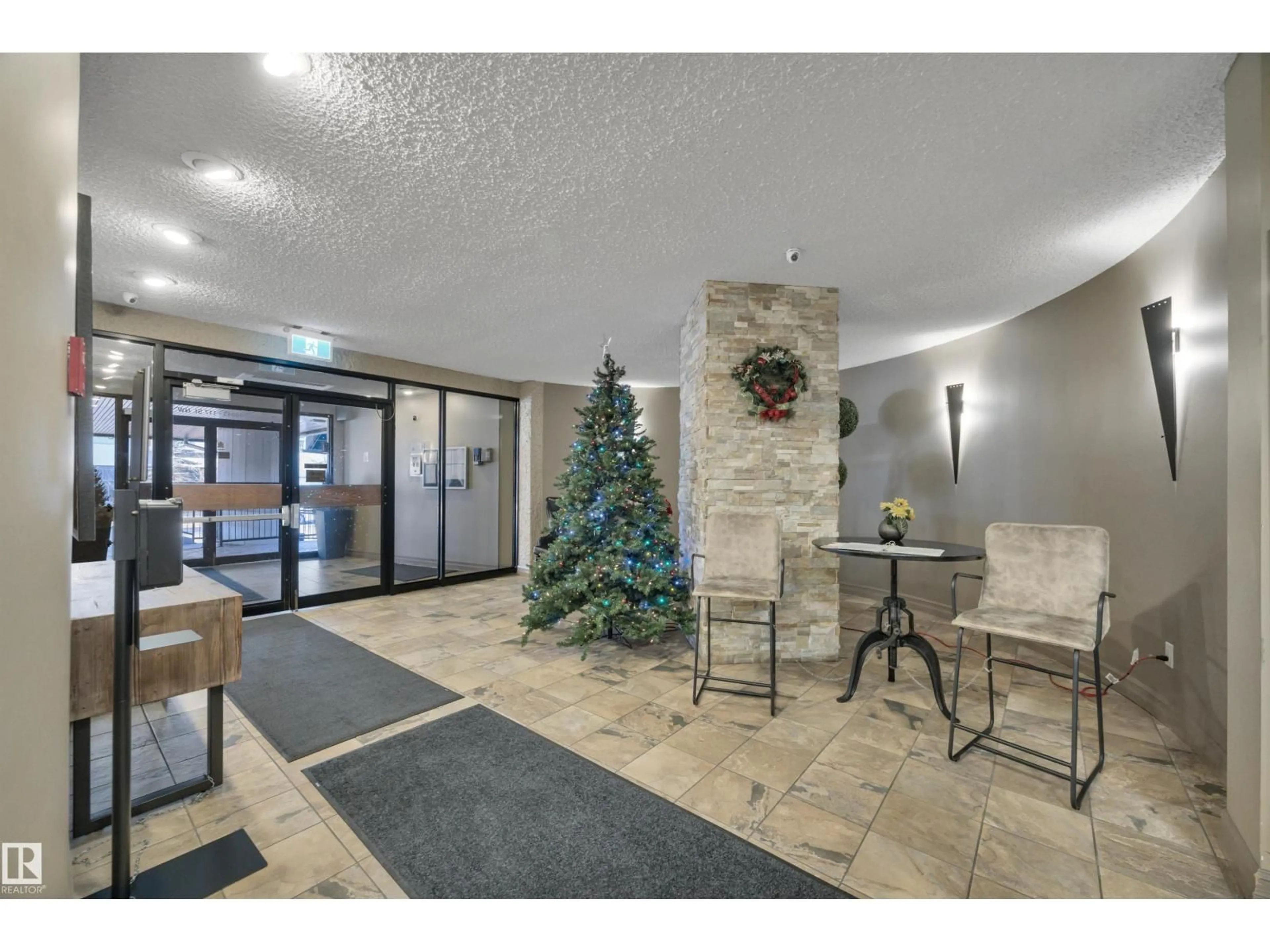 Indoor foyer for 506 - 10045 117 ST, Edmonton Alberta T5K1W8