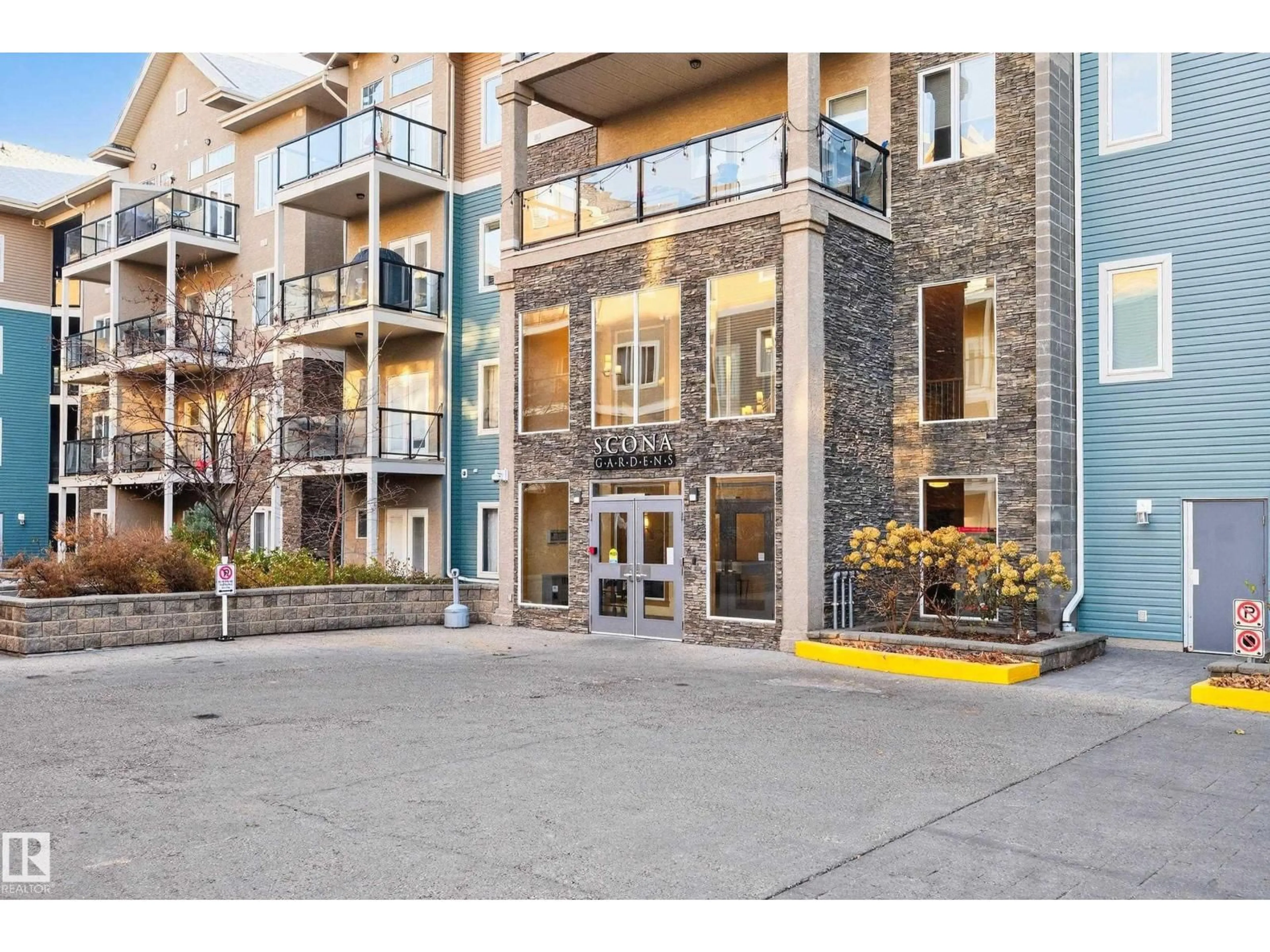 Indoor foyer for 348 10121 80 AV NW, Edmonton Alberta T6E0B9