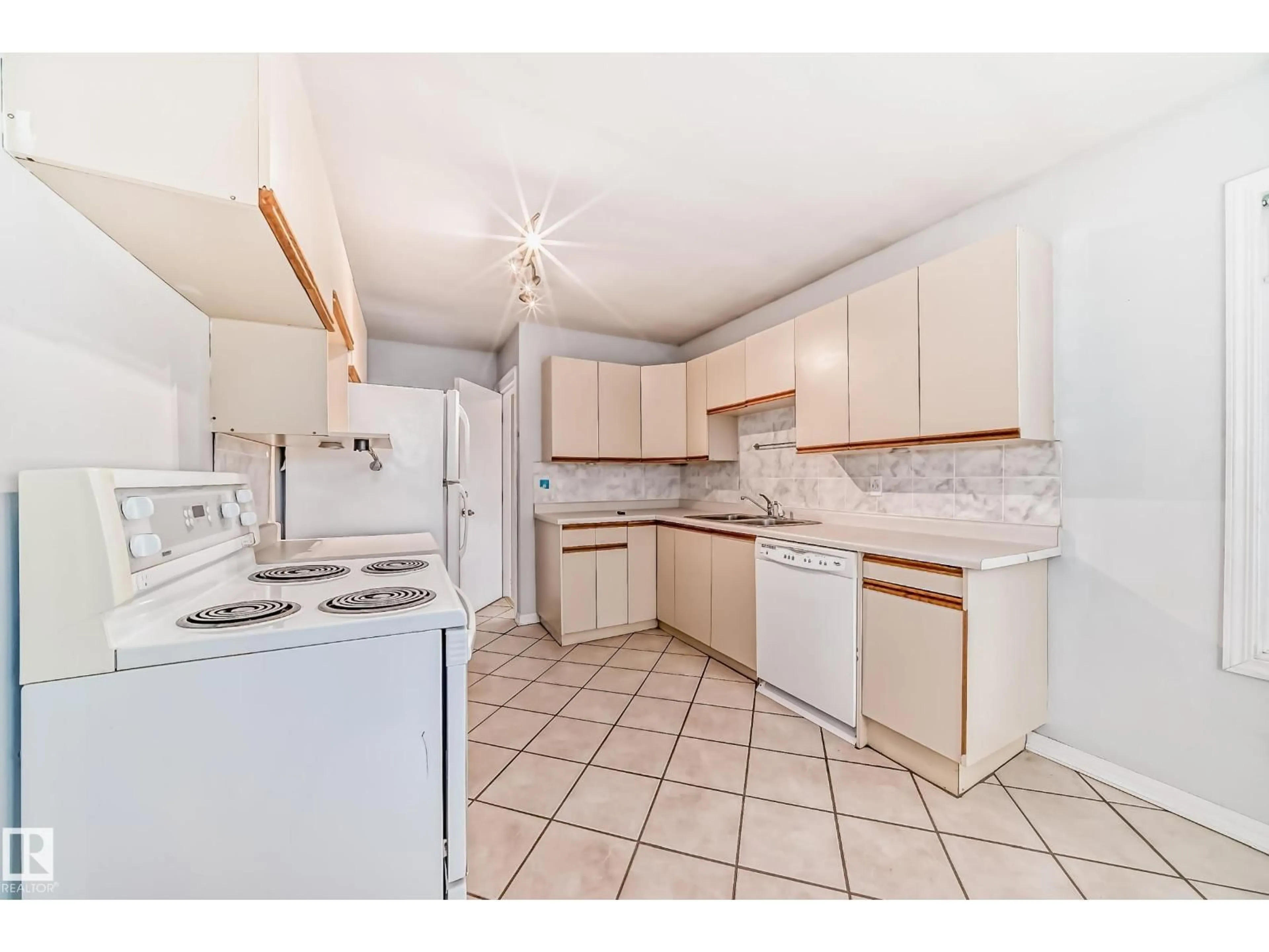 Standard kitchen, ceramic/tile floor for 7539 76 AV, Edmonton Alberta T6C0H3