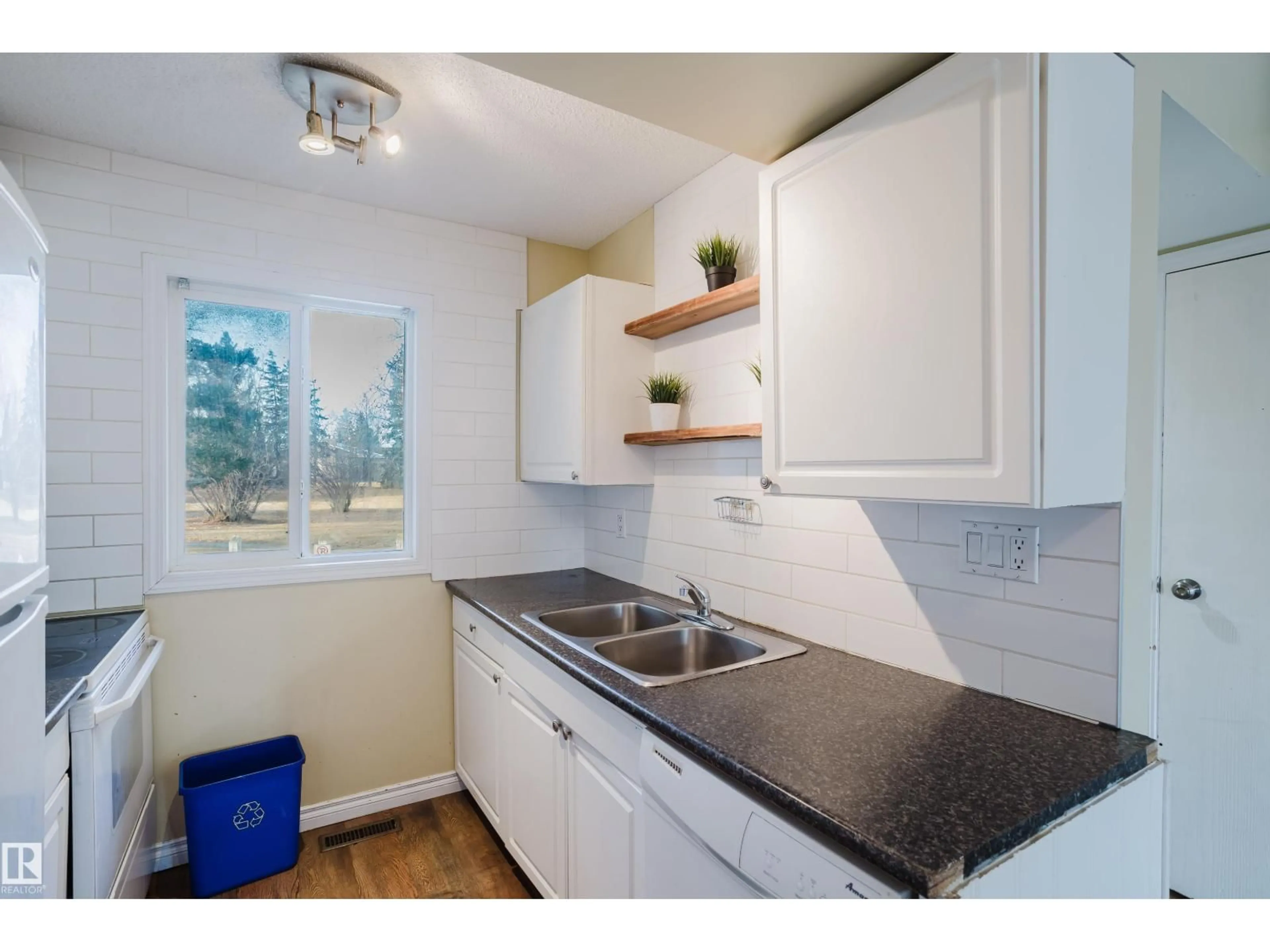 Standard kitchen, wood/laminate floor for NW - 14612 121 ST, Edmonton Alberta T5X1T8