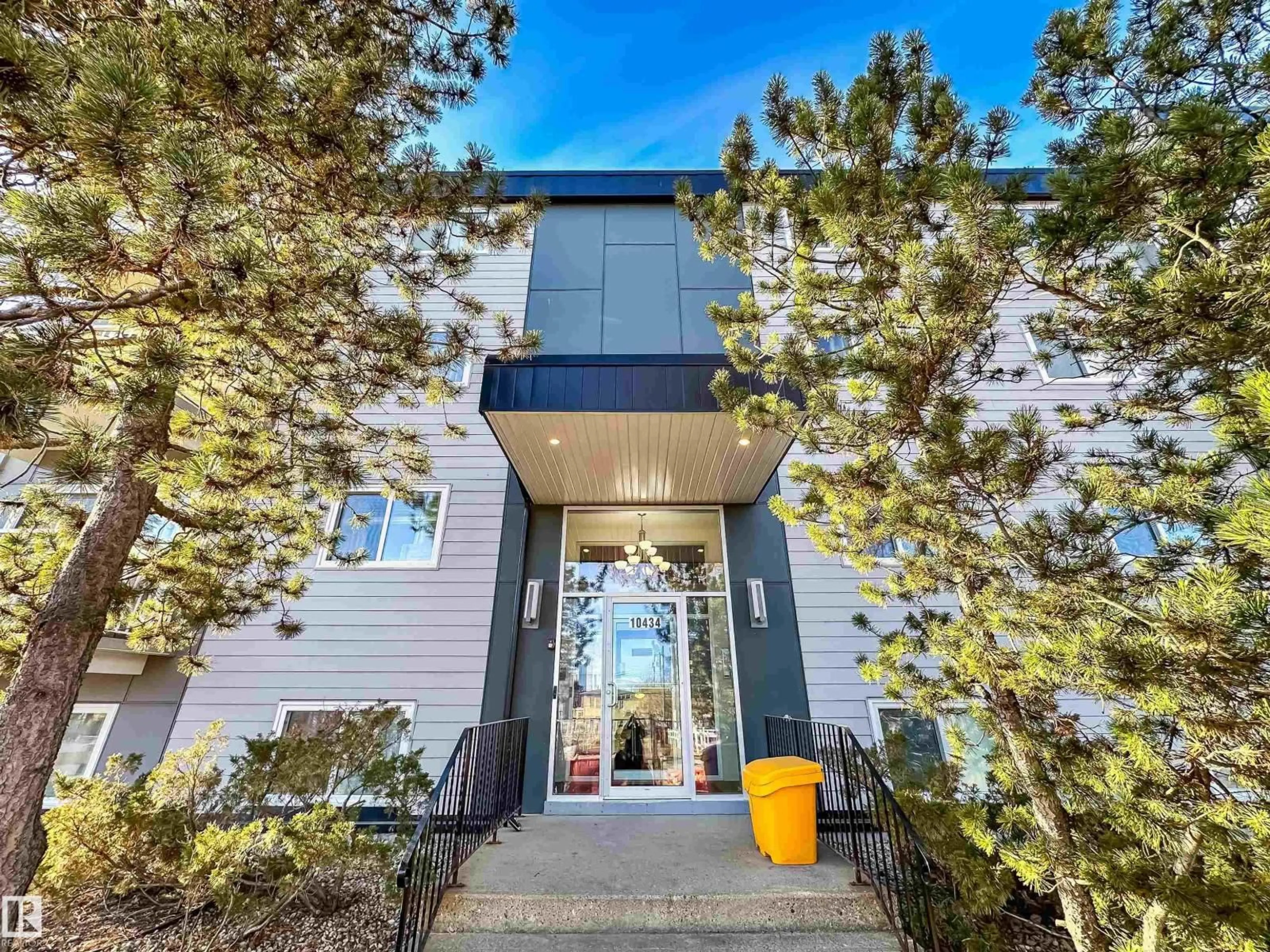 Indoor entryway for #204 - 10434 125 ST, Edmonton Alberta T5N1T3