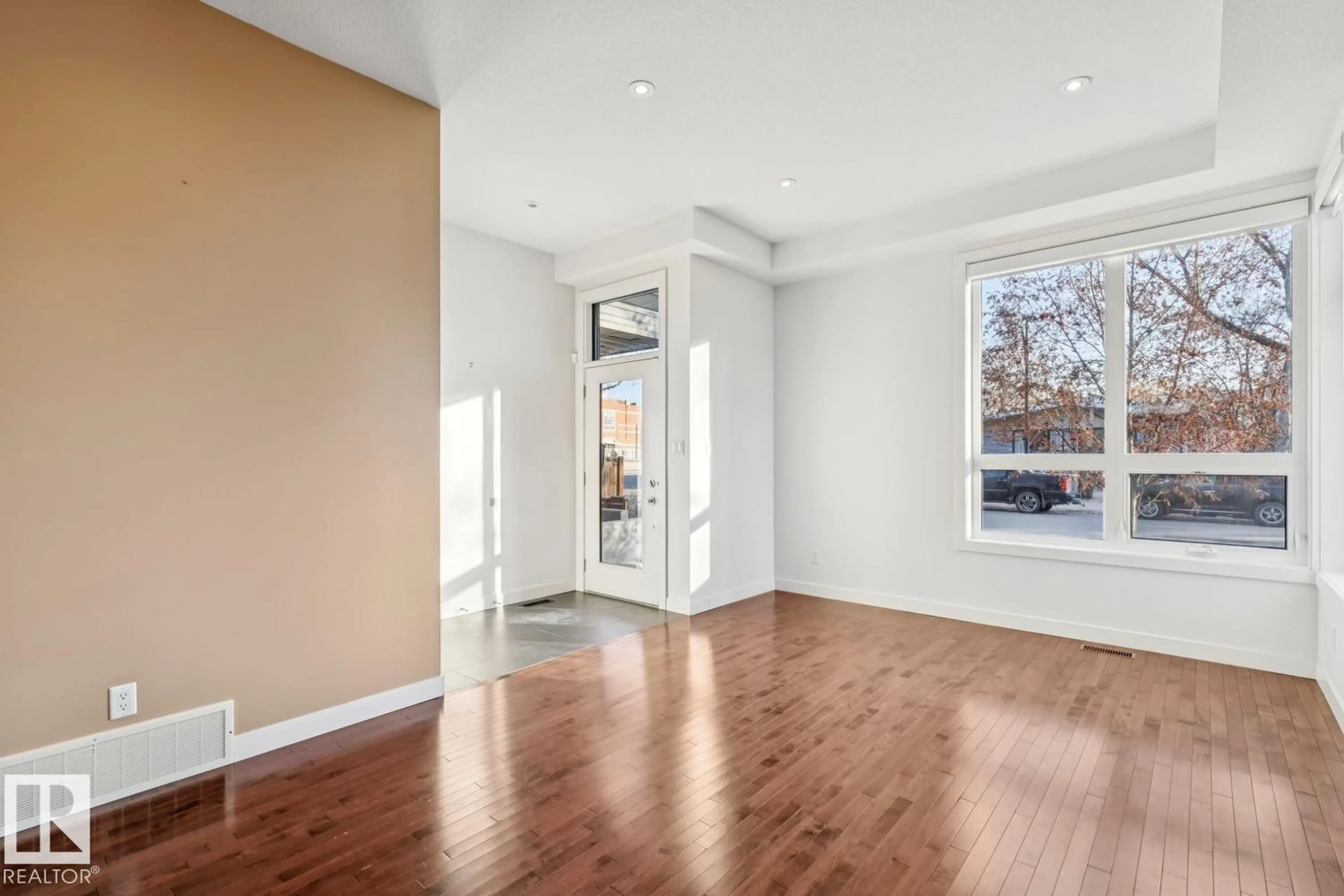 Indoor entryway for 11042 131 ST, Edmonton Alberta T5M1B8