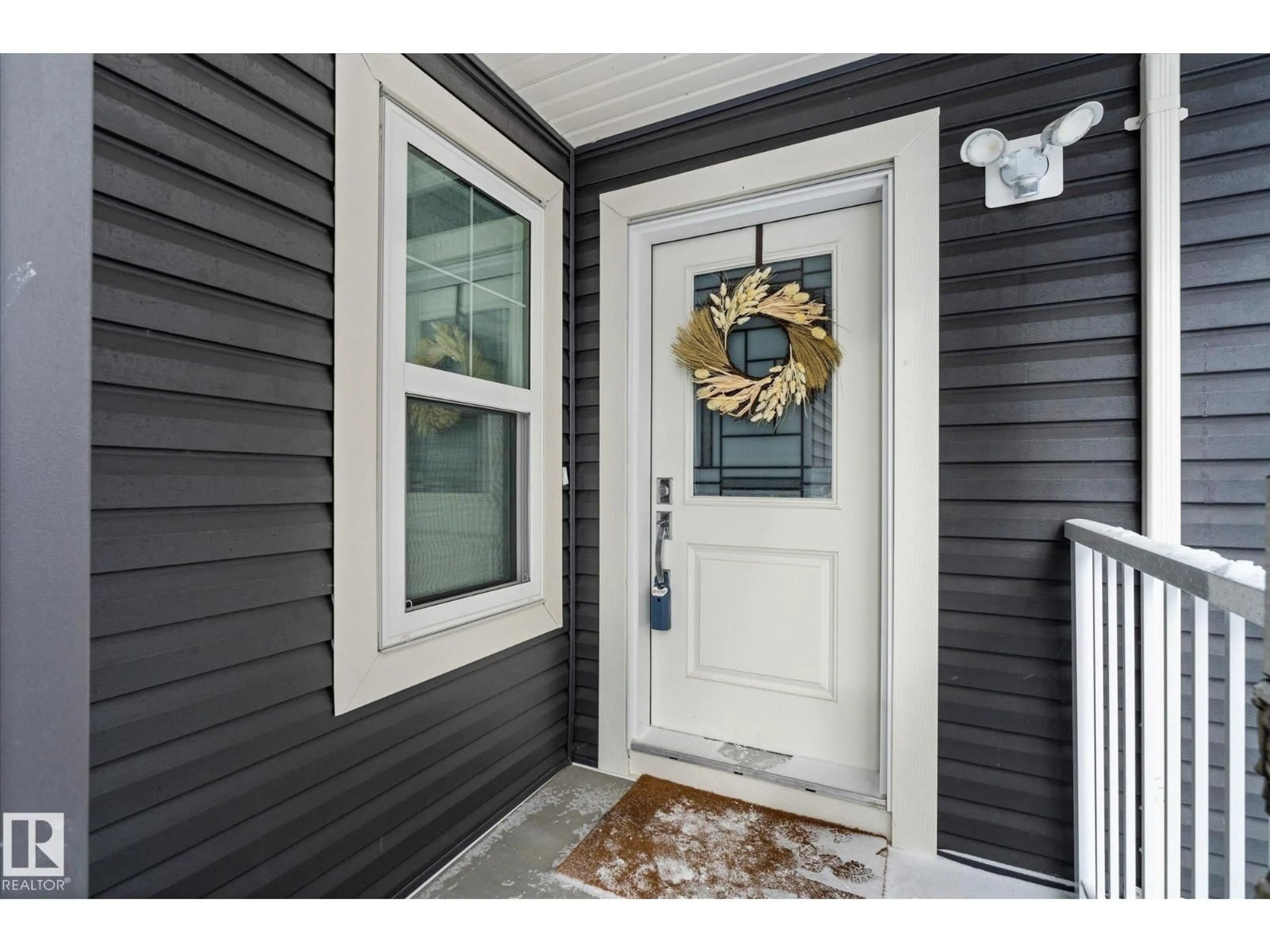 Indoor entryway for 82 MEADOWLAND WY, Spruce Grove Alberta T7X0S4