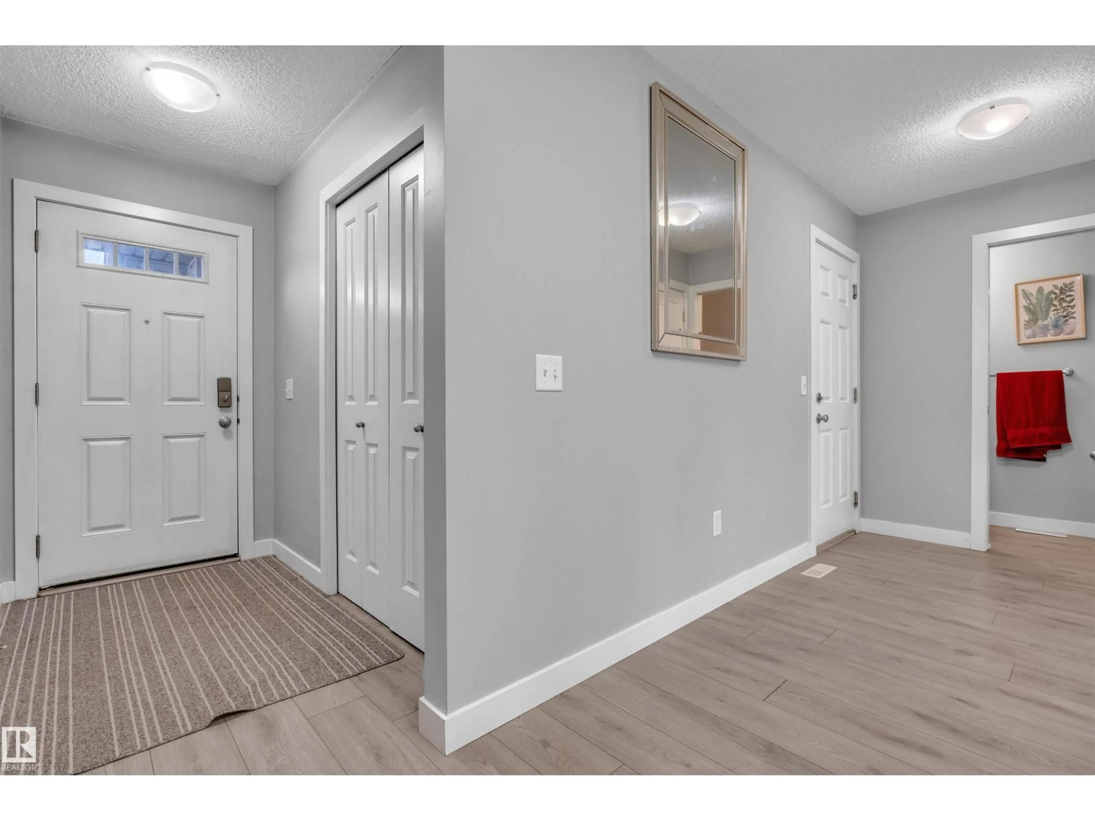 Indoor entryway for 1748 27 ST, Edmonton Alberta T6T2G5