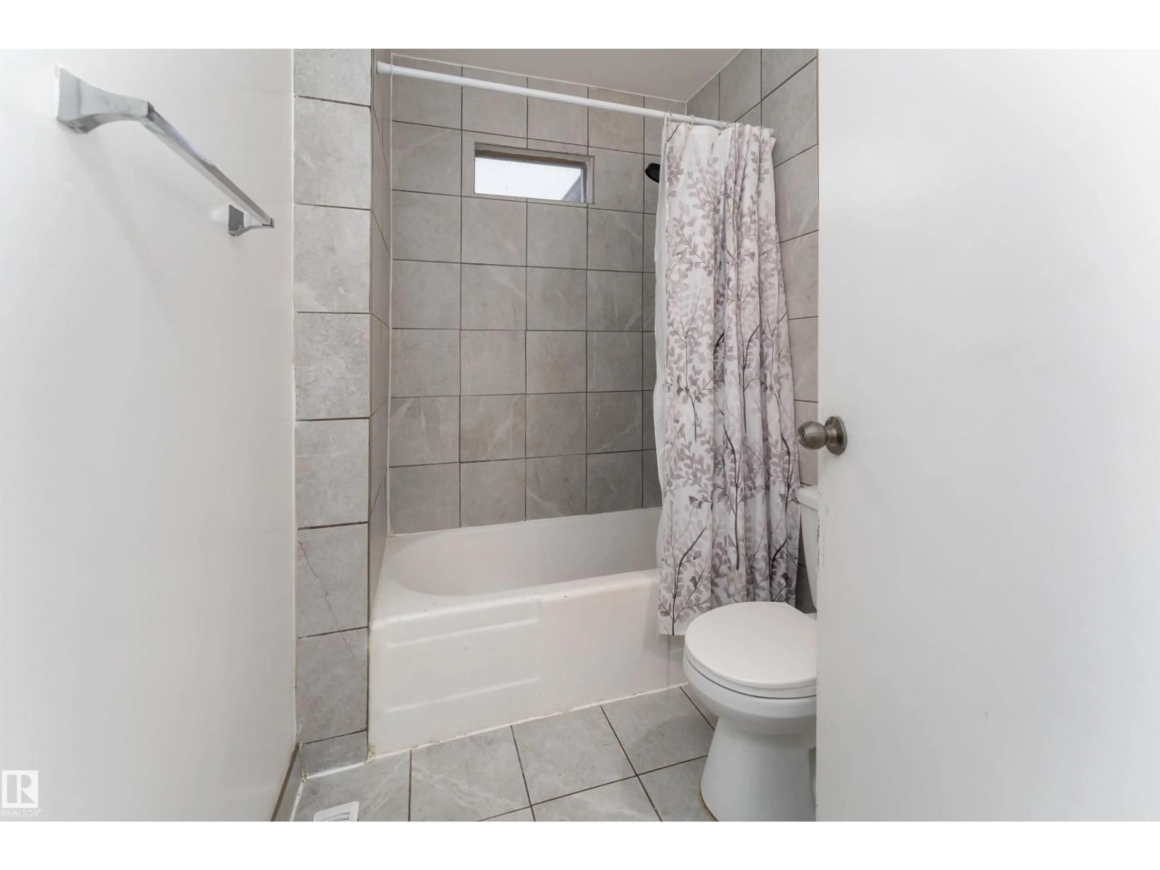 Standard bathroom, ceramic/tile floor for NW - 11817 44 ST, Edmonton Alberta T5W2S4
