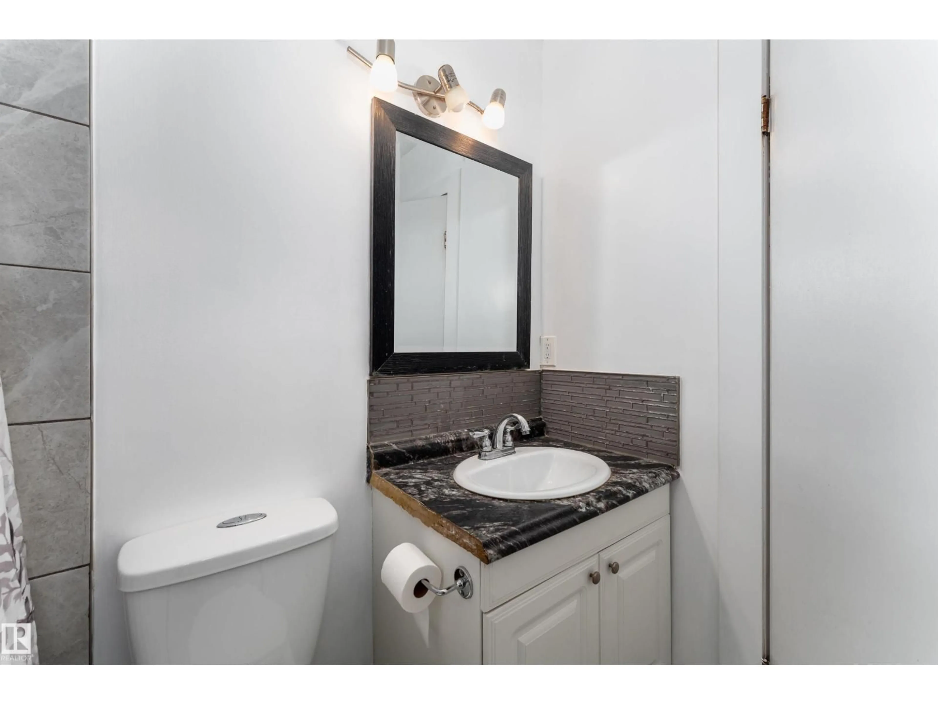 Standard bathroom, ceramic/tile floor for NW - 11817 44 ST, Edmonton Alberta T5W2S4