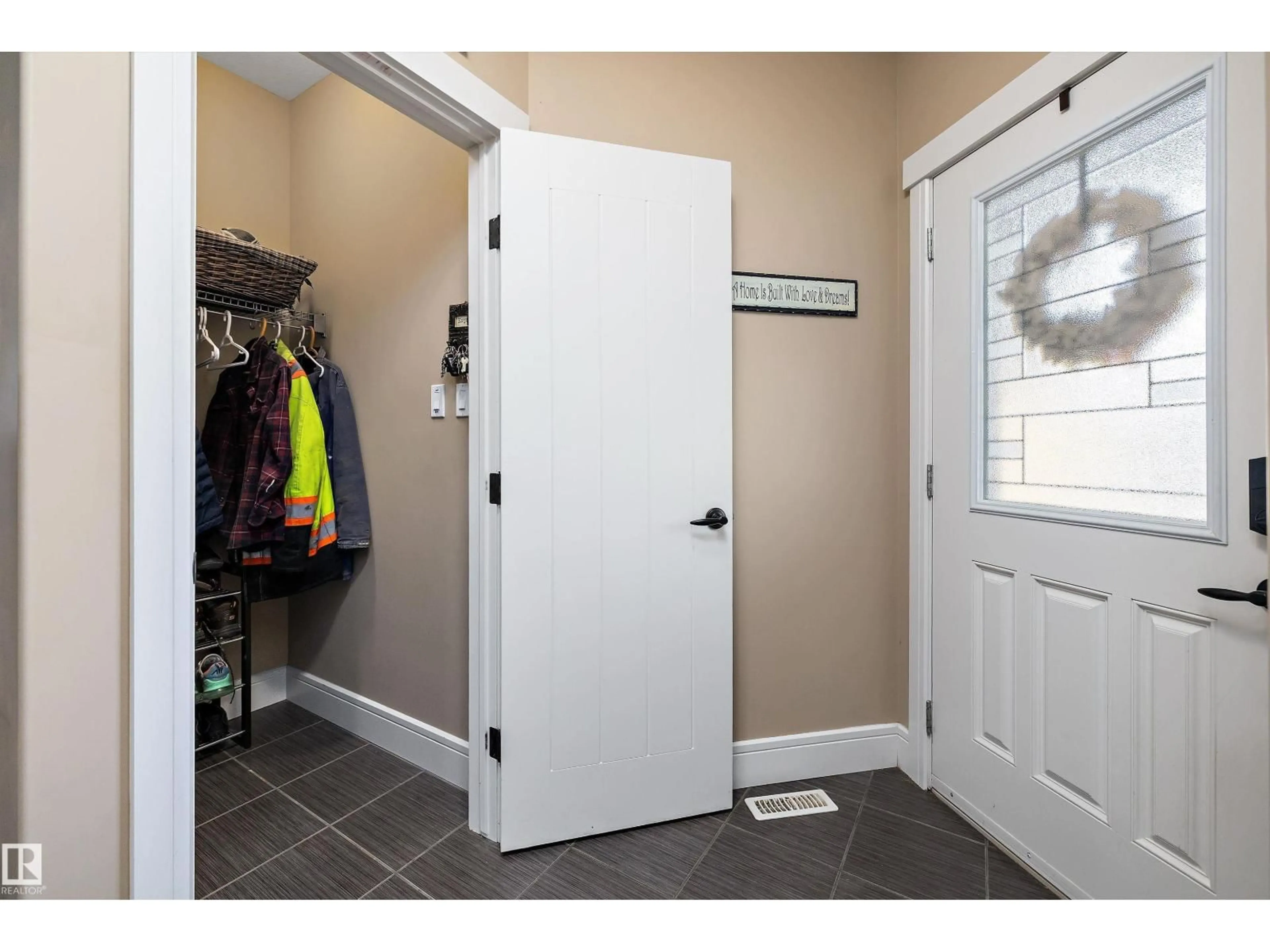 Indoor entryway for 3193 WINSPEAR CR, Edmonton Alberta T6X1S8