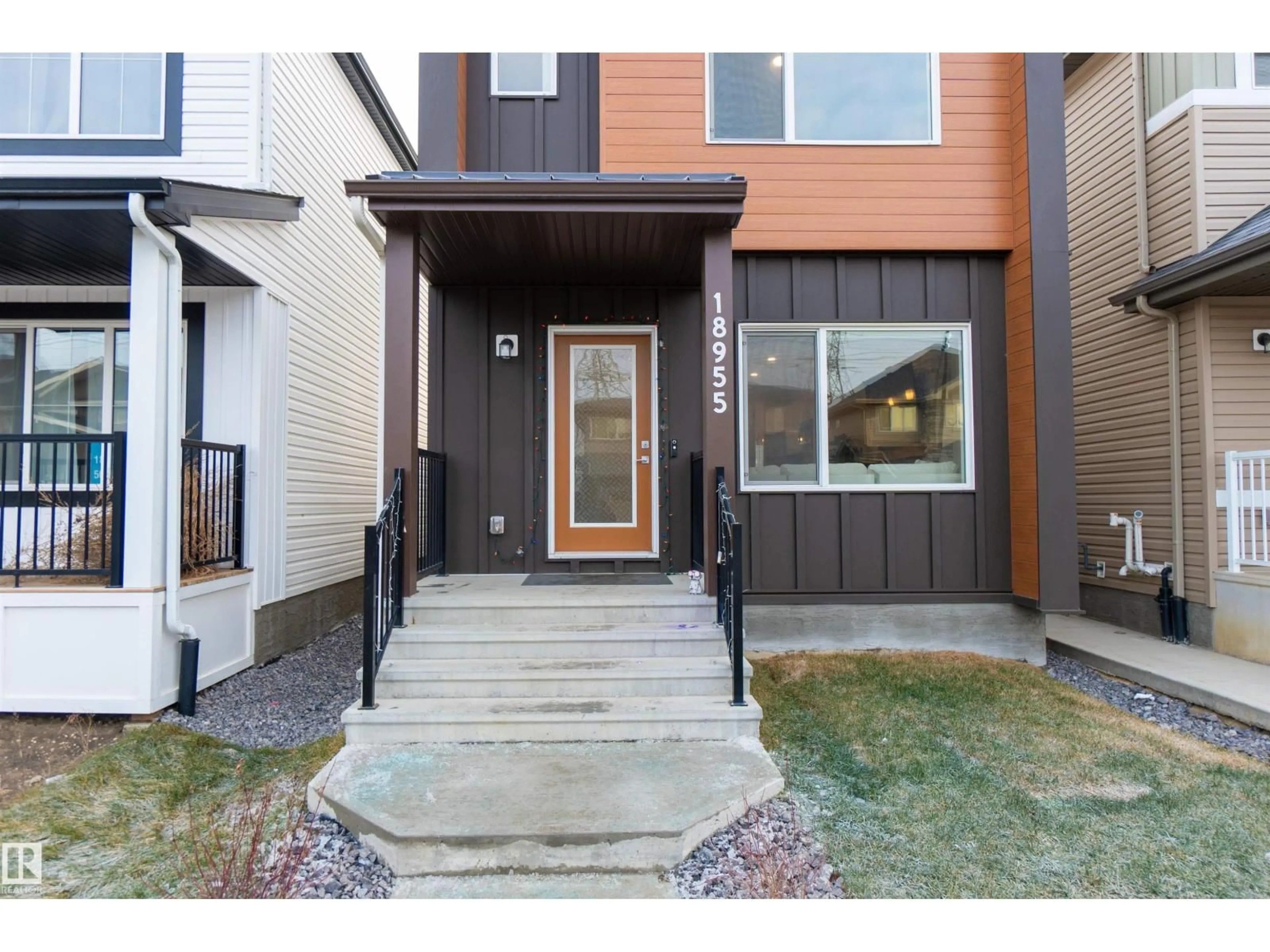 Indoor entryway for 18955 29 AV, Edmonton Alberta T6M3C4
