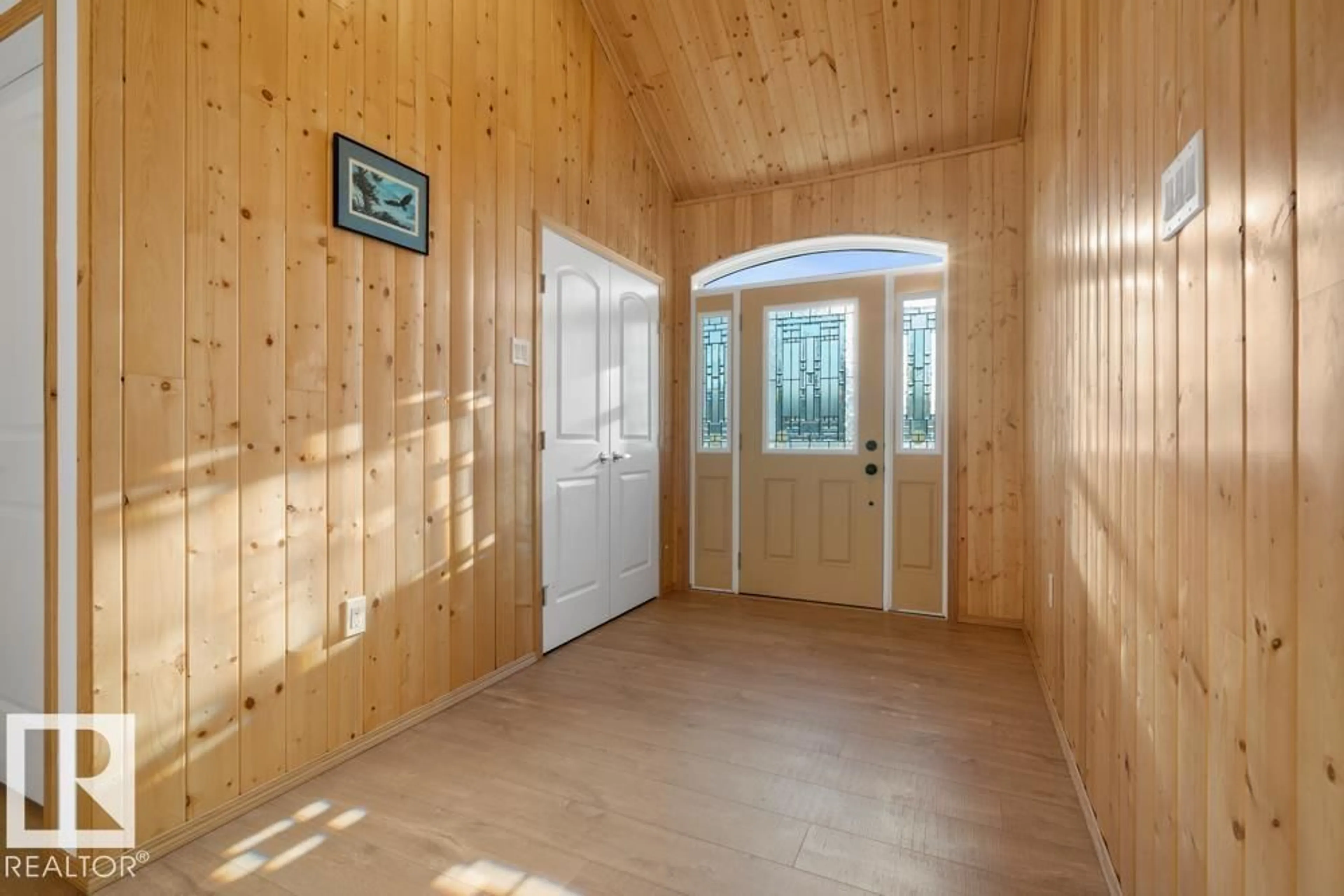 Indoor entryway for 20322 TWP ROAD 515, Rural Strathcona County Alberta T8G1G2