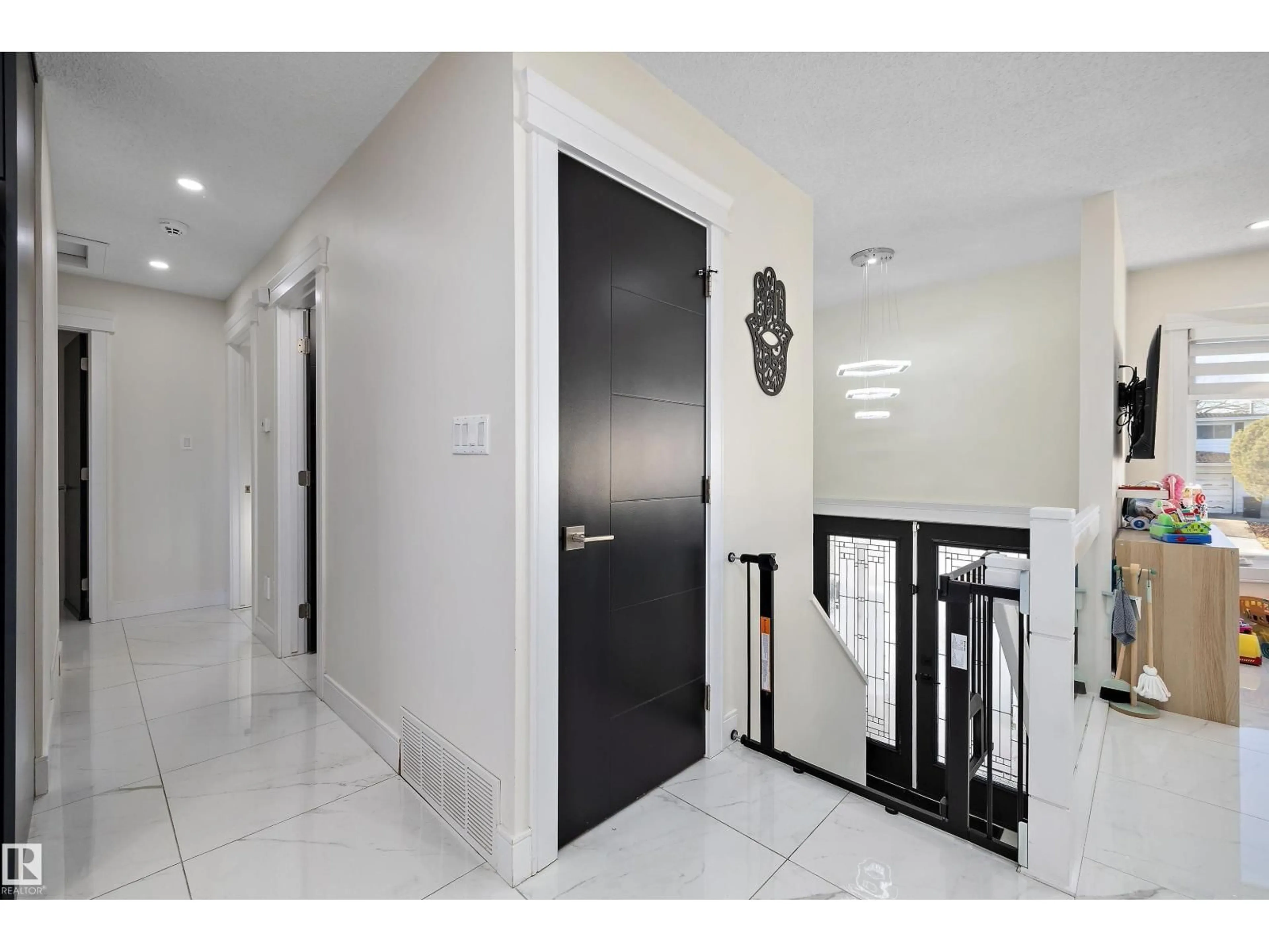 Indoor foyer for NW - 17319 107 ST, Edmonton Alberta T5X3H5