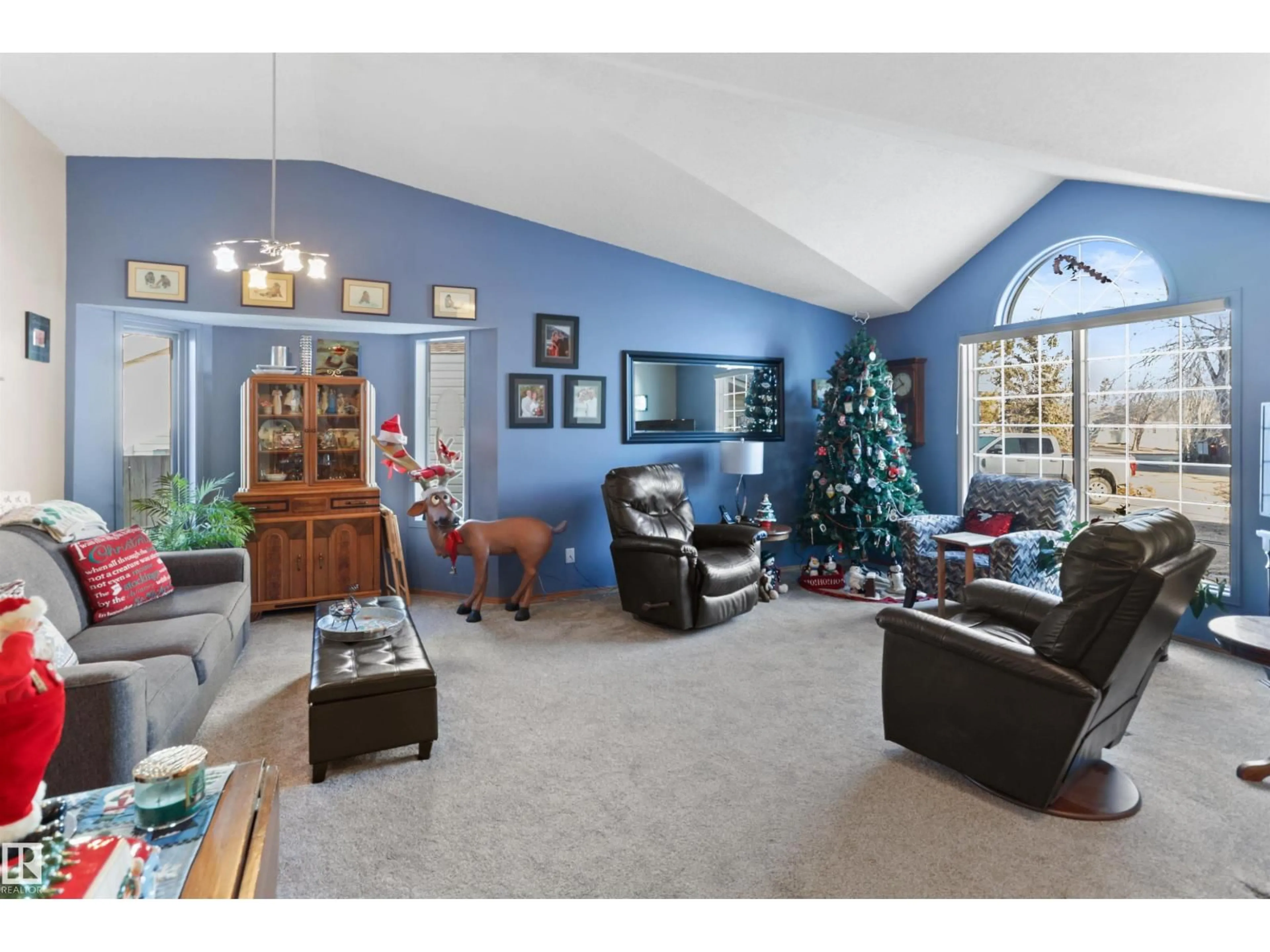 Living room with furniture, unknown for 26 ELBOW DR, Devon Alberta T9G1M5