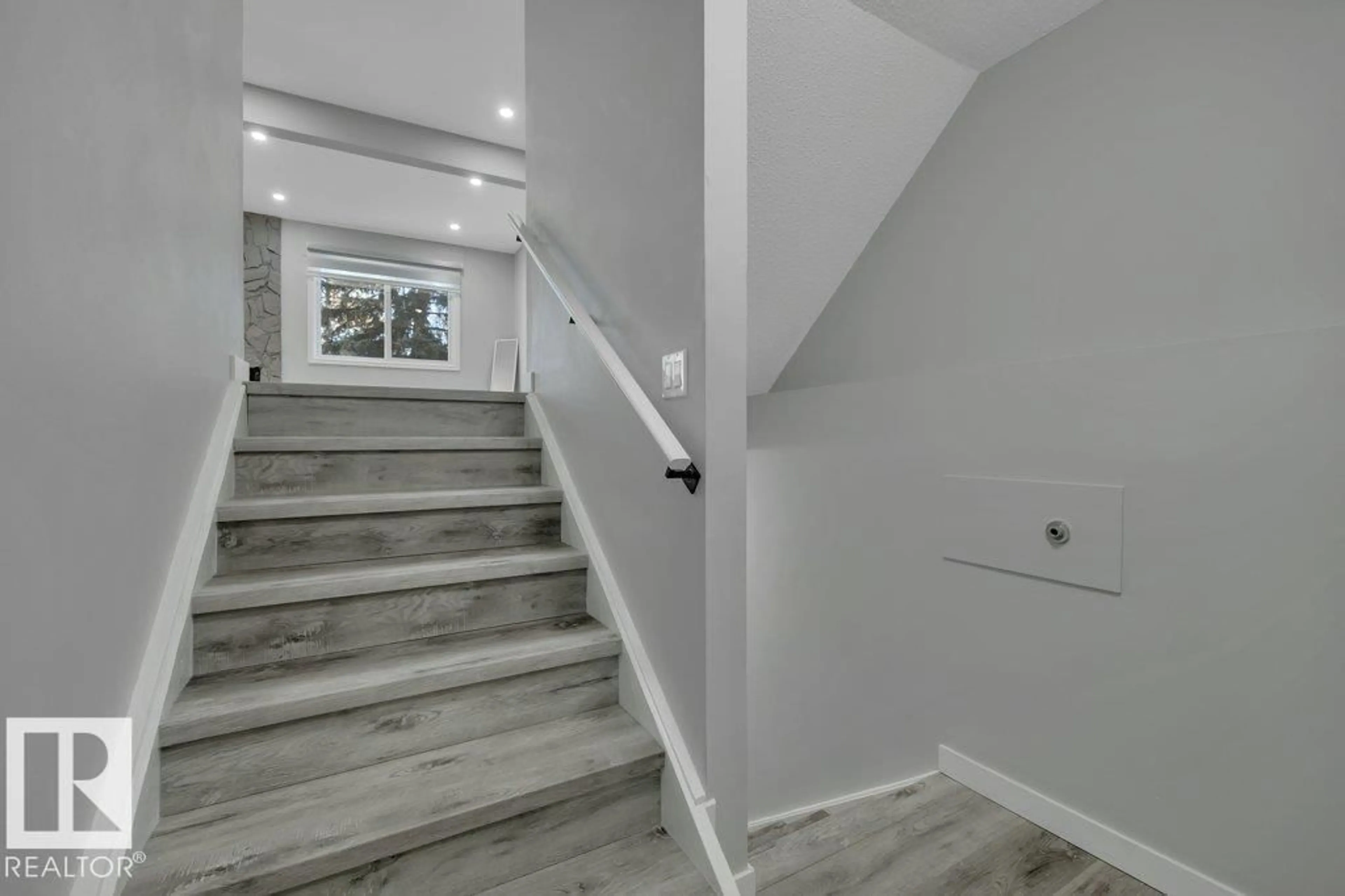 Stairs for 535 WILLOW CO NW, Edmonton Alberta T5T2K7