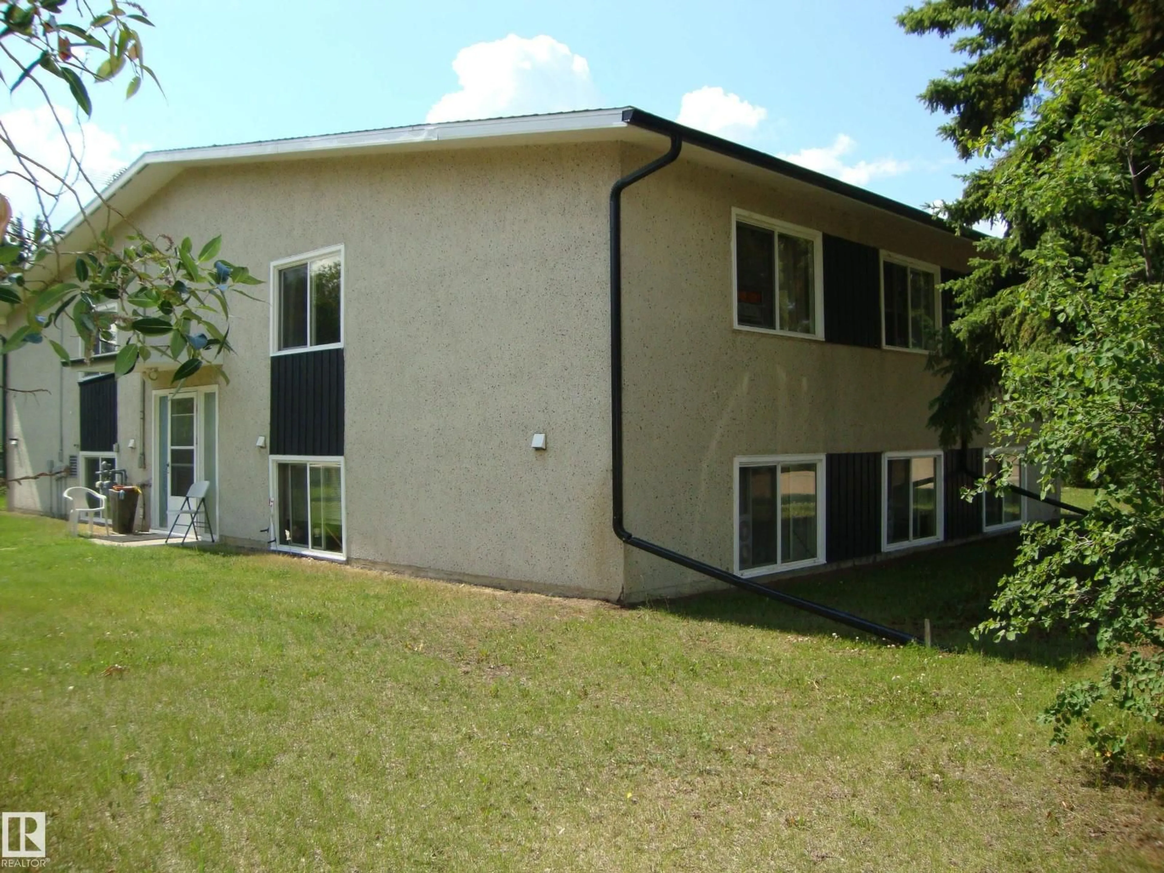 Home with vinyl exterior material, building for 533-537 5 ST, Thorhild Alberta T0A3J0