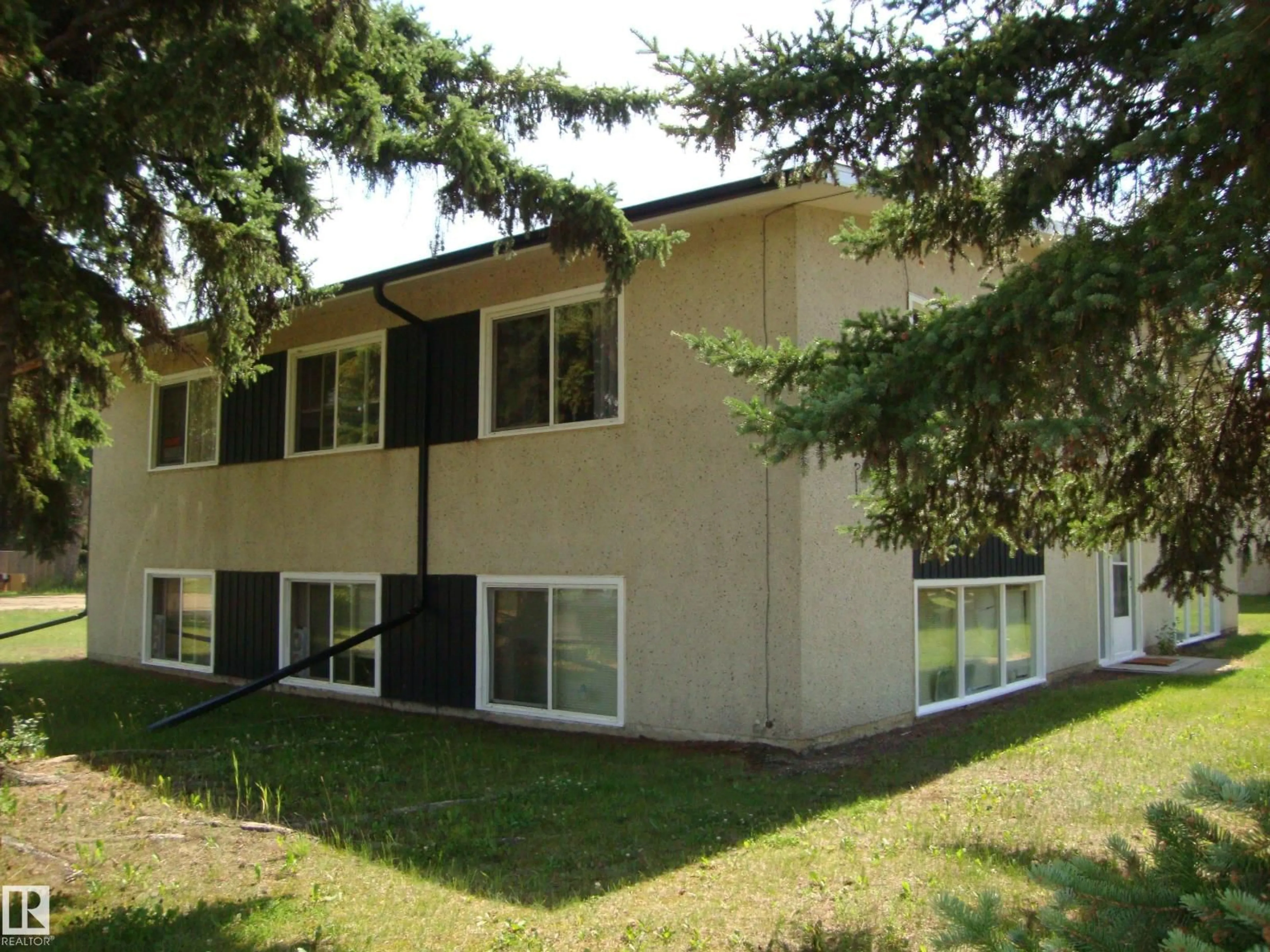 Patio, building for 533-537 5 ST, Thorhild Alberta T0A3J0