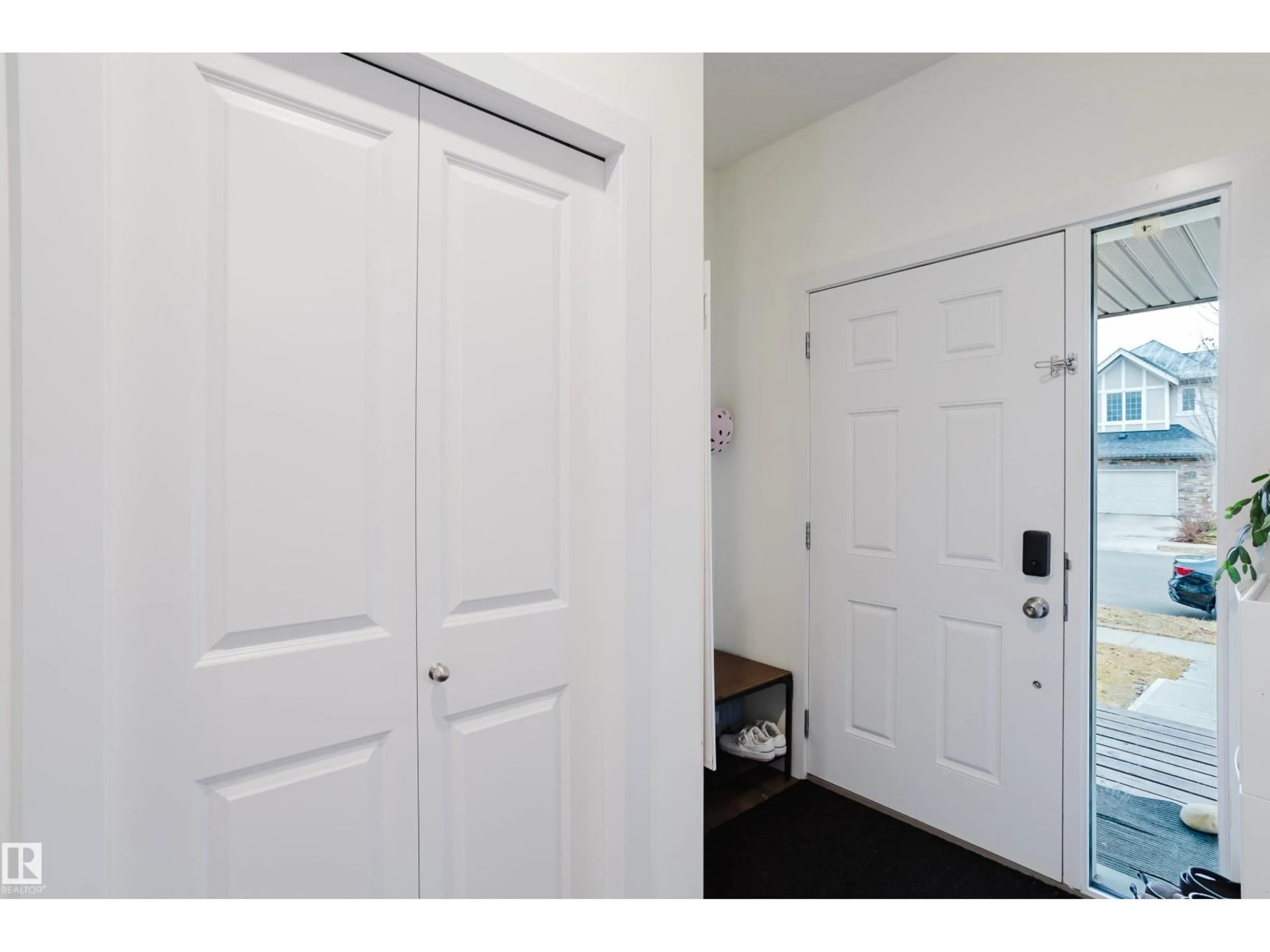Indoor entryway for 2124 GLENRIDDING WY, Edmonton Alberta T6W2H4