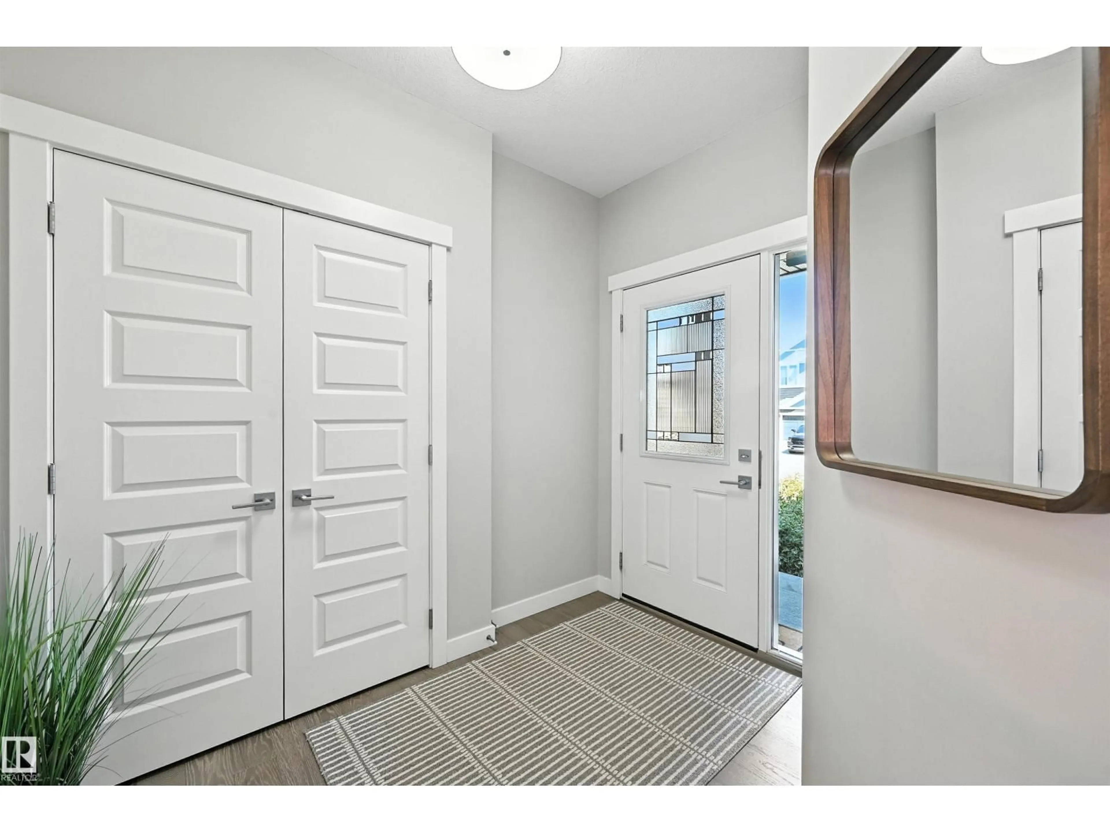 Indoor entryway for 6616 KNOX PL, Edmonton Alberta T6W4A1