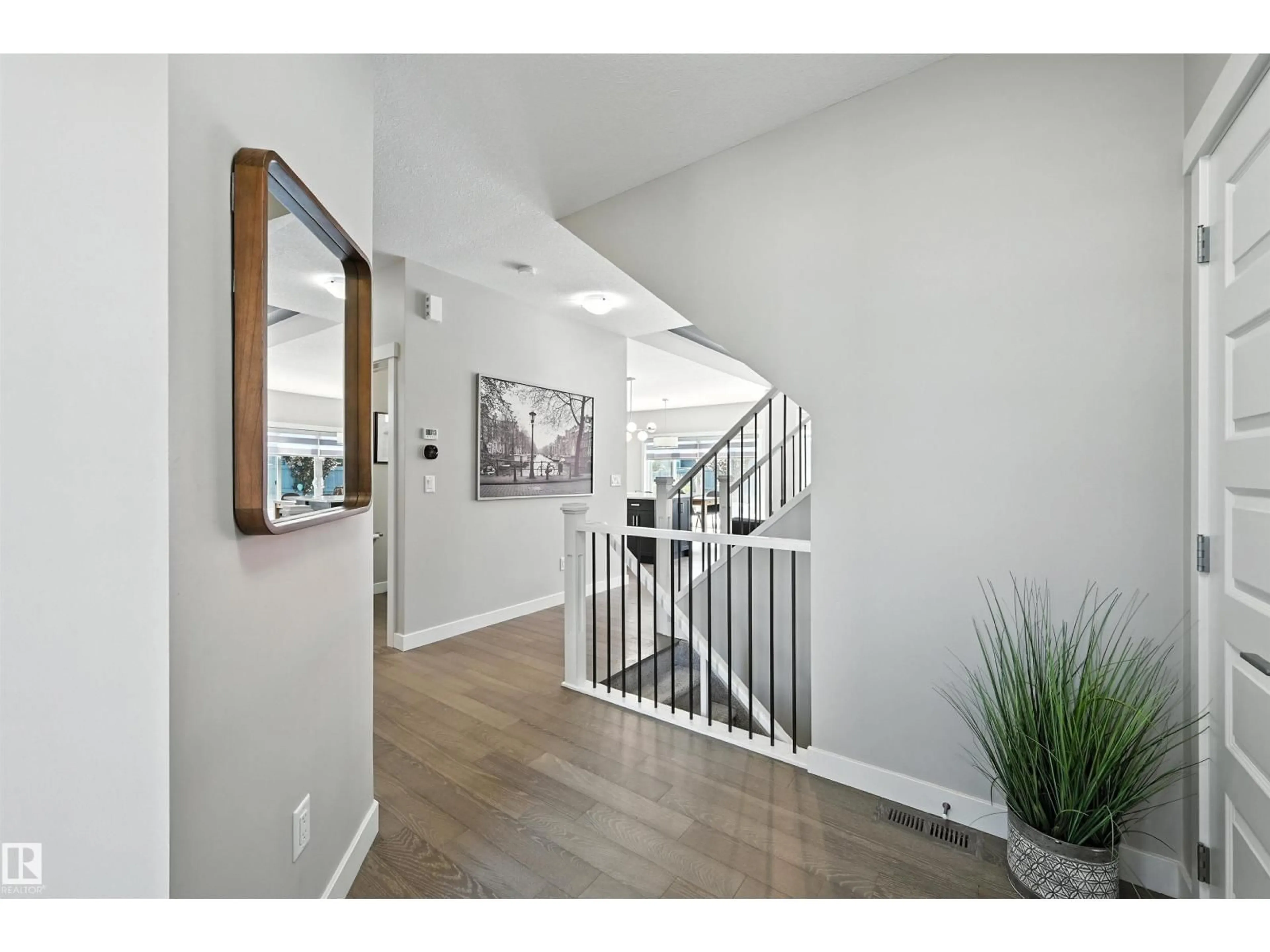 Indoor entryway for 6616 KNOX PL, Edmonton Alberta T6W4A1