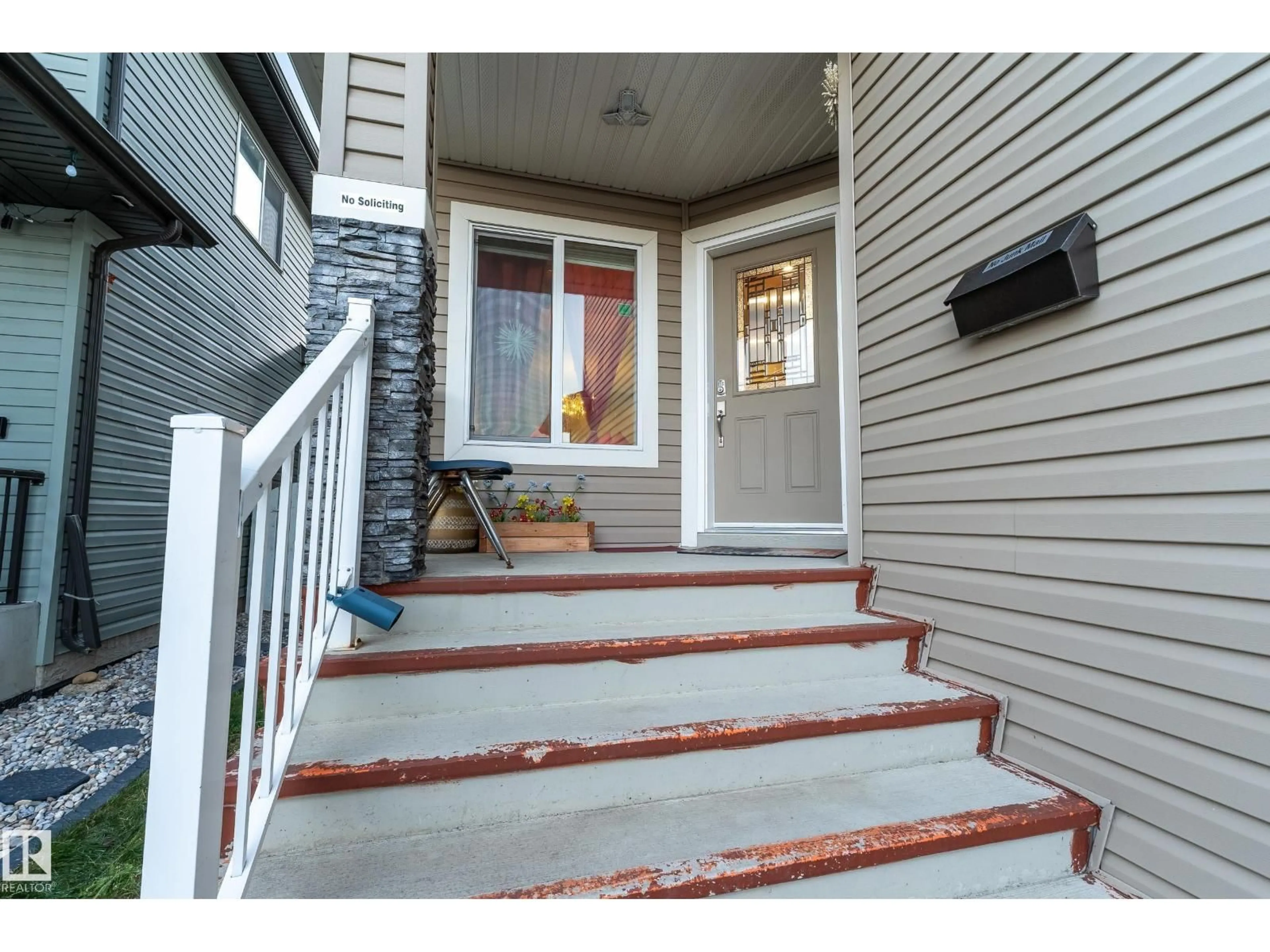 Indoor entryway for 3235 16 AV, Edmonton Alberta T6T0T8