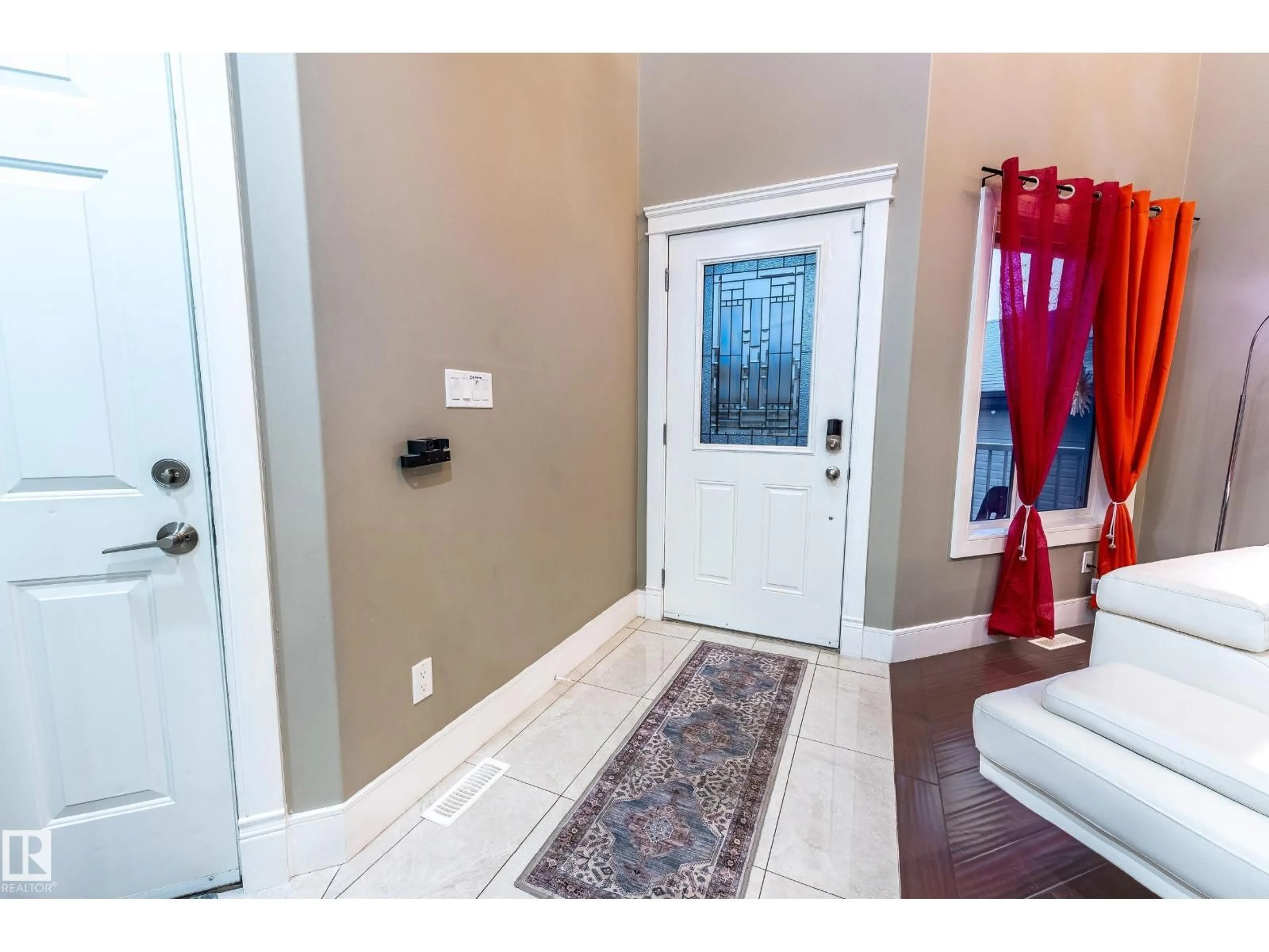 Indoor entryway for 3235 16 AV, Edmonton Alberta T6T0T8