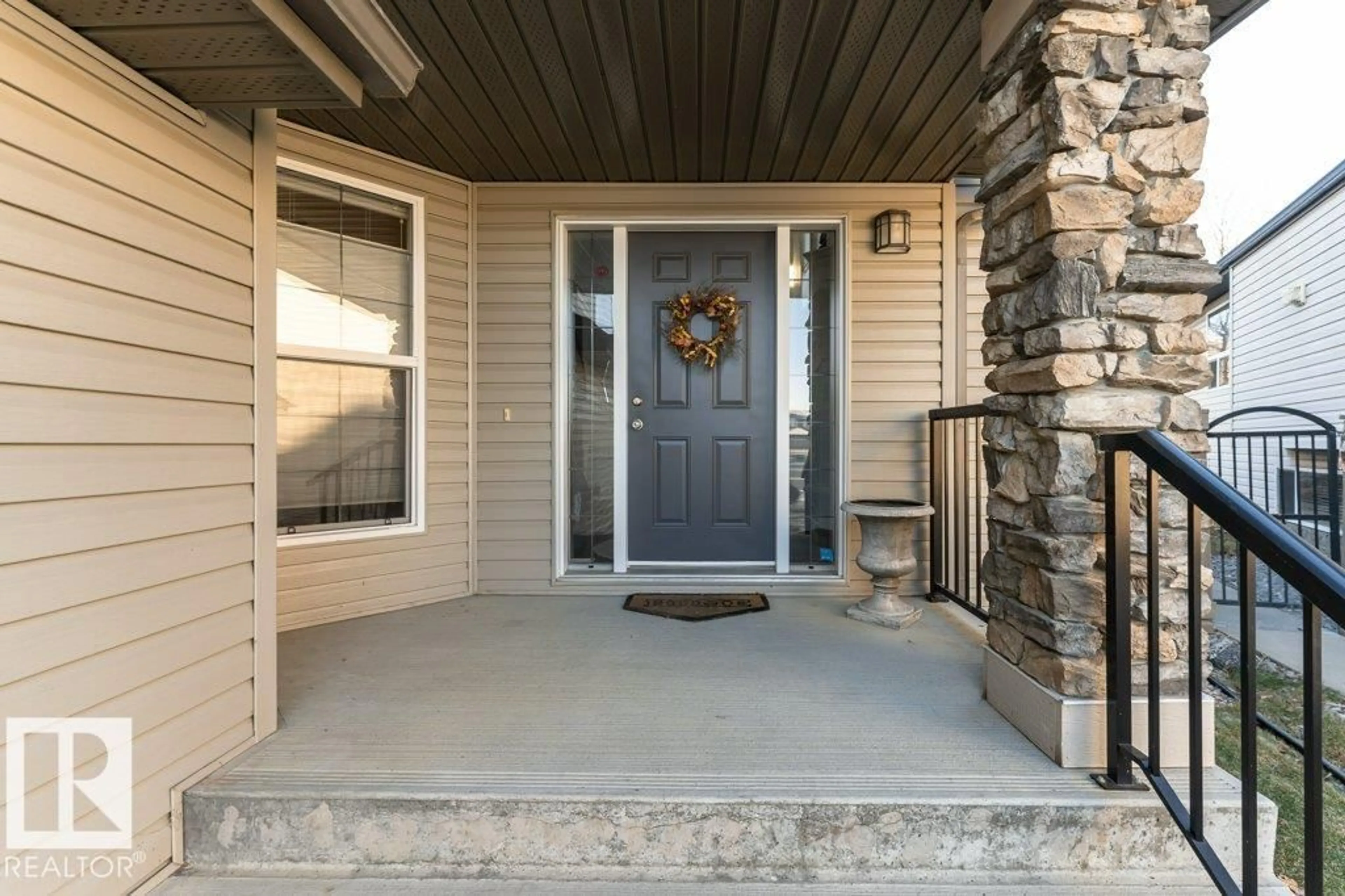 Indoor entryway for 8220 SHASKE PL, Edmonton Alberta T6R3V9