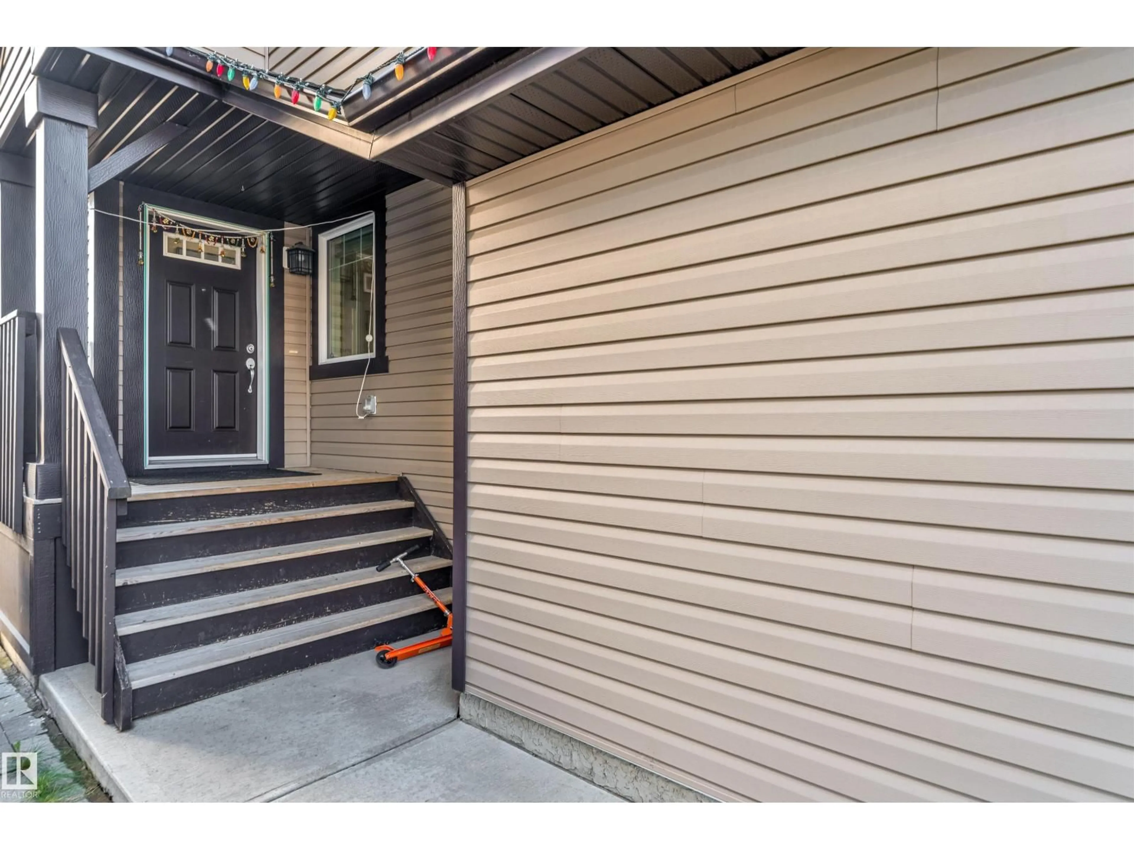 Indoor entryway for 2919 16 AV, Edmonton Alberta T6T0Z6