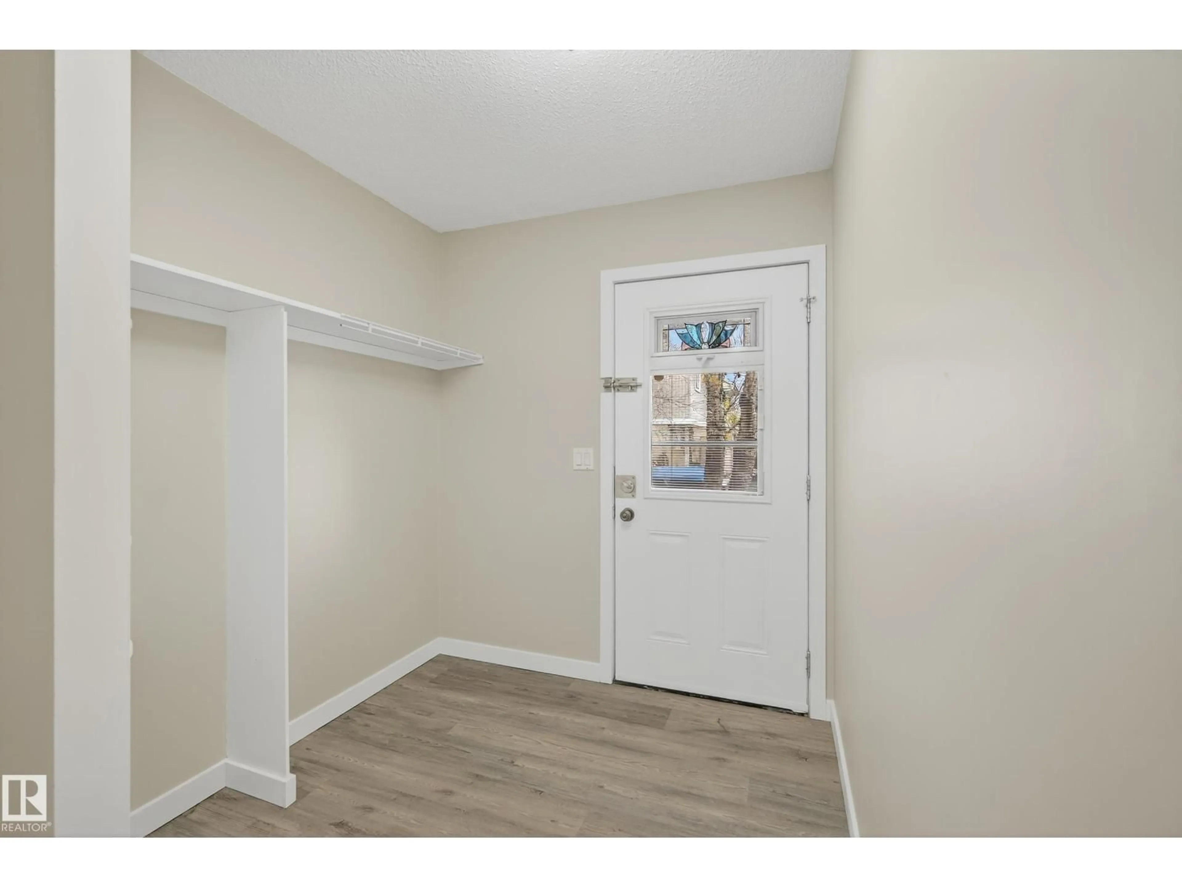 Indoor entryway for 8421 MILL WOODS RD, Edmonton Alberta T6K2P6
