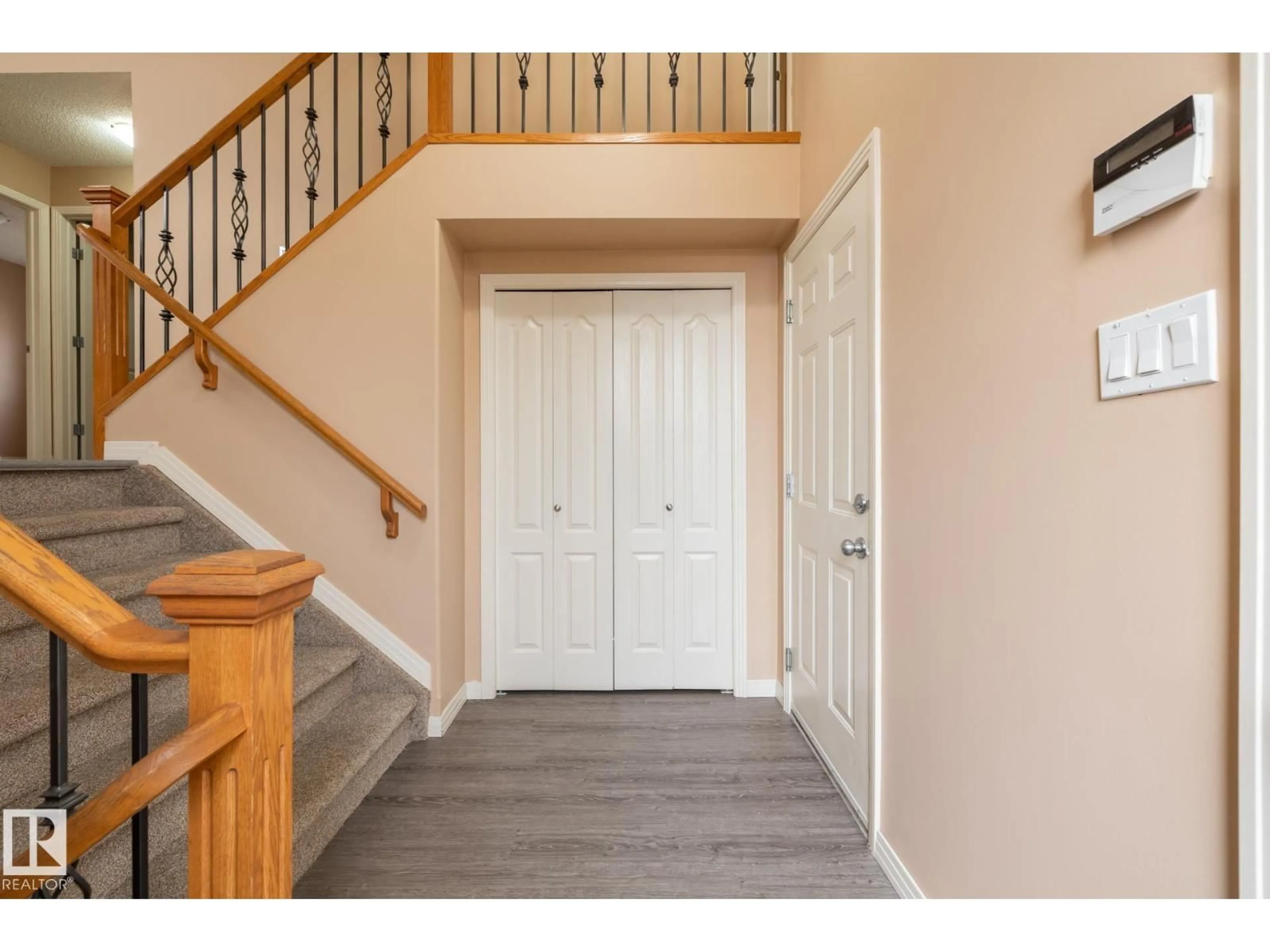 Indoor entryway for 514 79 ST, Edmonton Alberta T6X1N2