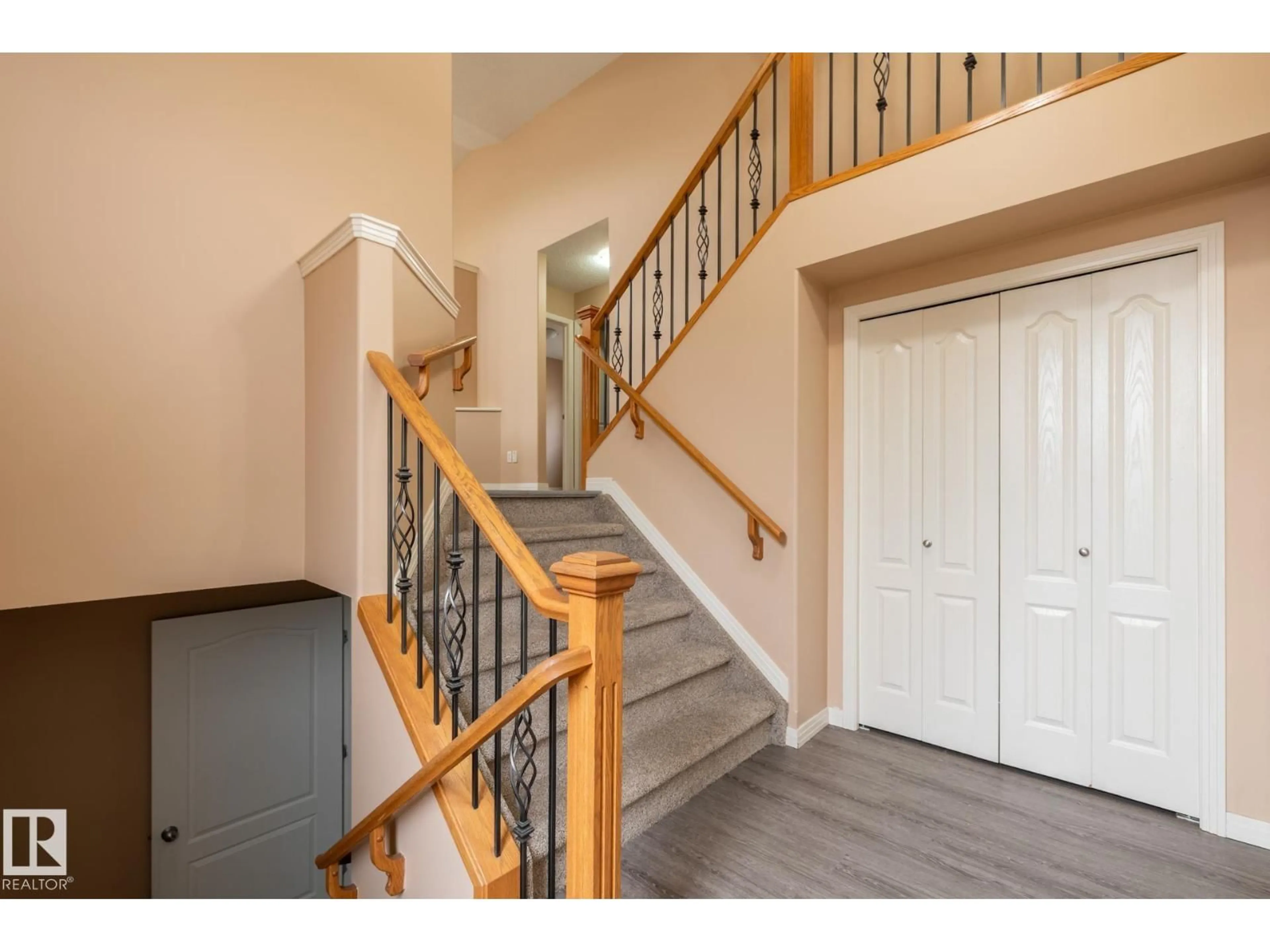 Indoor entryway for 514 79 ST, Edmonton Alberta T6X1N2