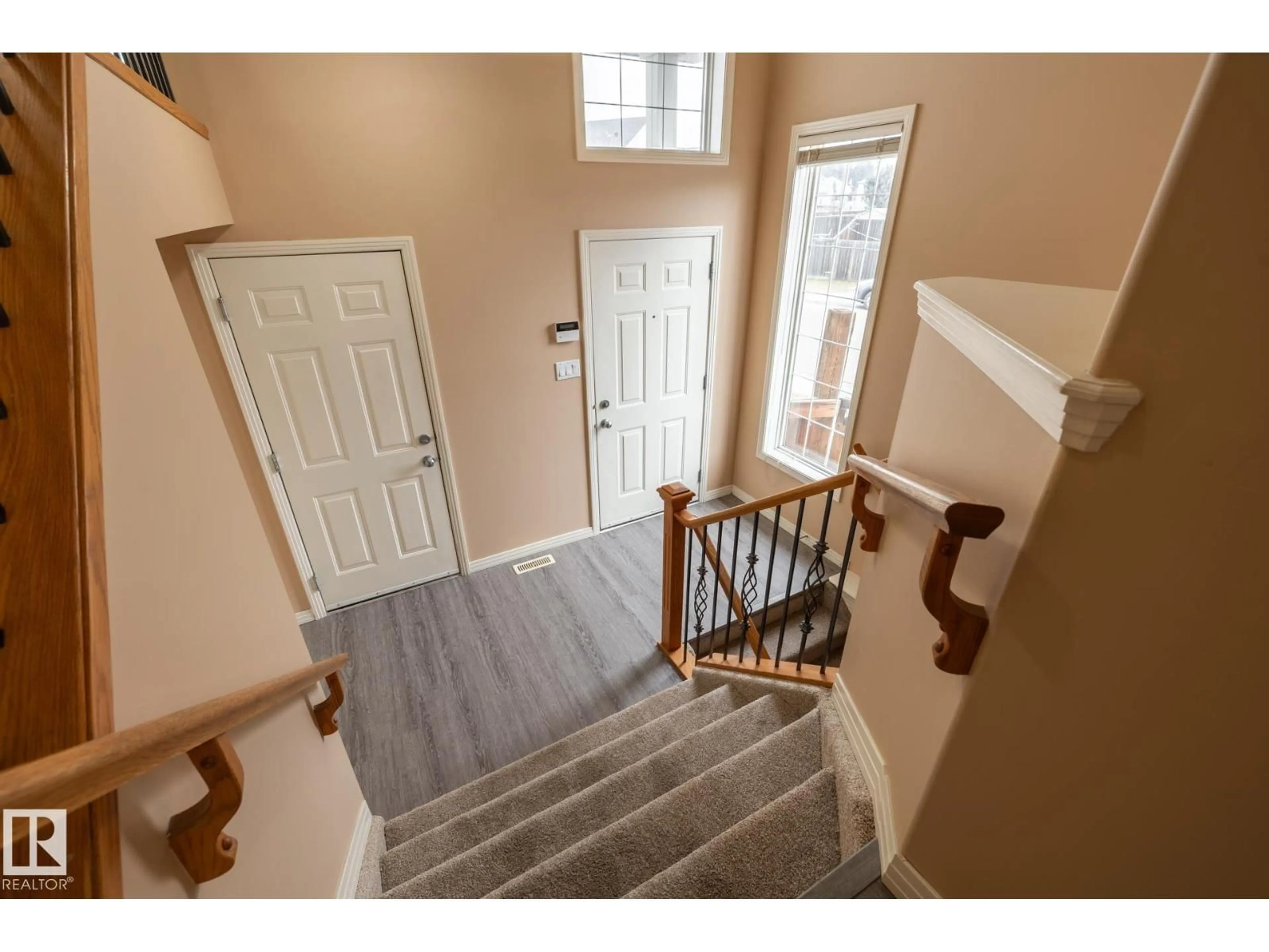 Indoor entryway for 514 79 ST, Edmonton Alberta T6X1N2