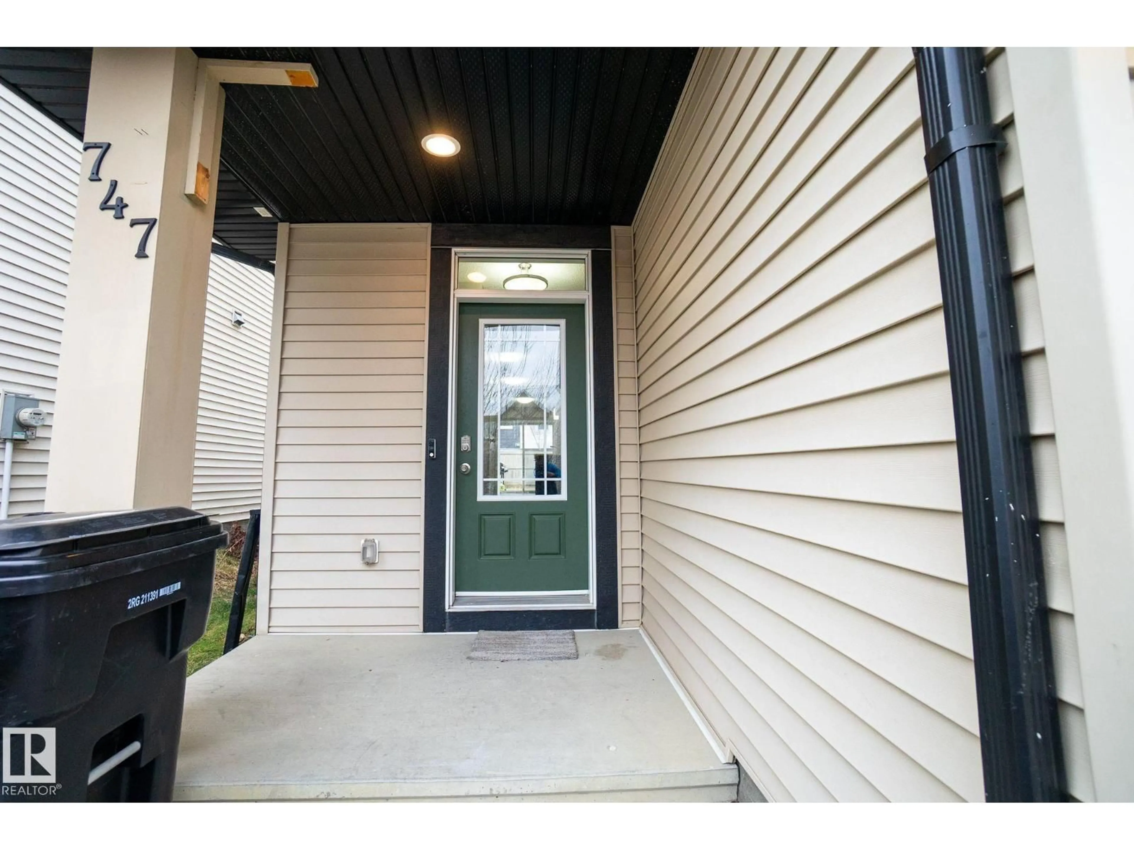 Indoor entryway for 747 EAGLESON CR, Edmonton Alberta T6M0T8