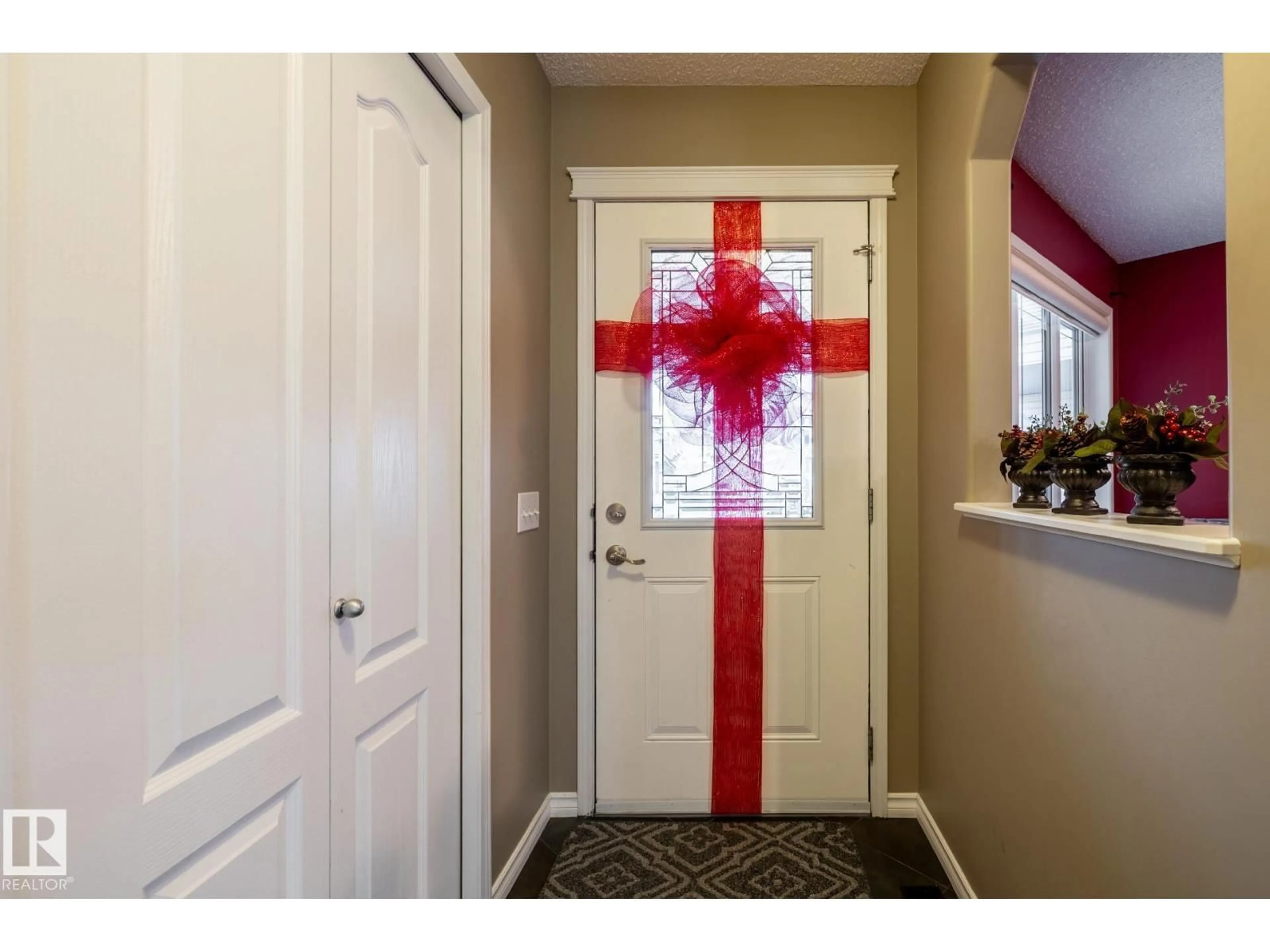 Indoor entryway for 285 CORNWALL RD, Sherwood Park Alberta T8H2S9