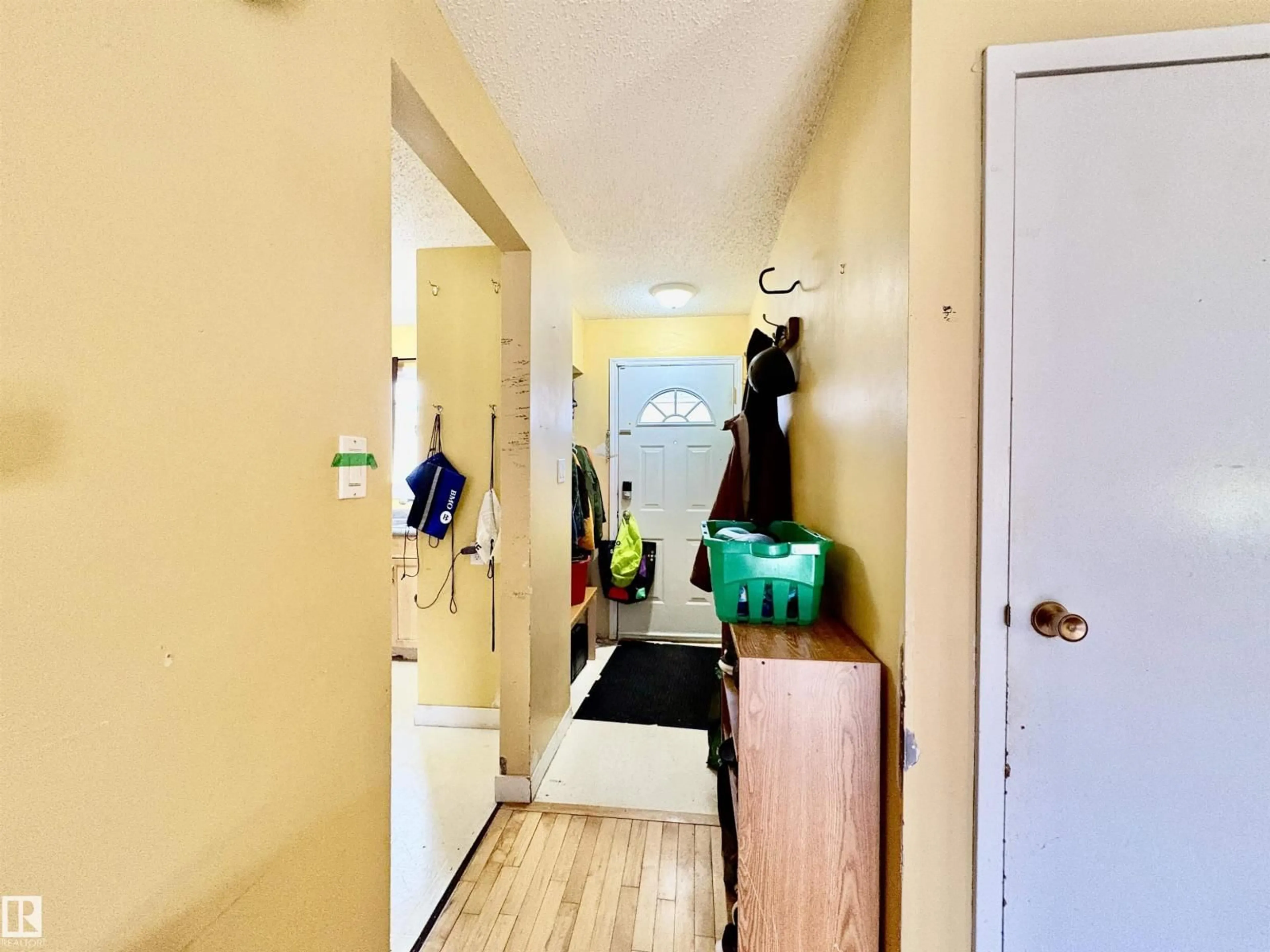 Indoor entryway for 180 CENTENNIAL CT, Edmonton Alberta T5P4H5