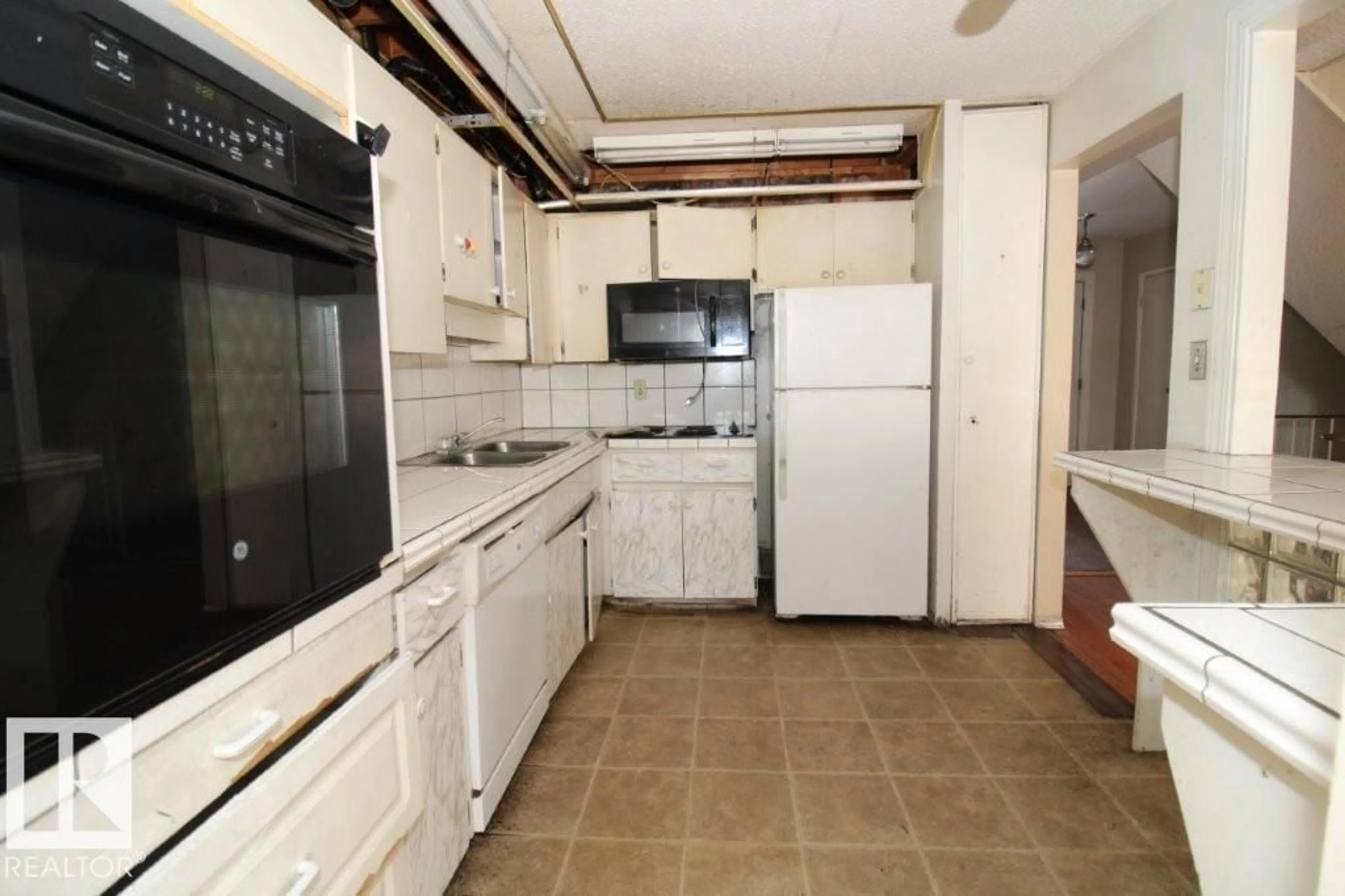 Standard kitchen, unknown for 13027 34 ST, Edmonton Alberta T5A3K1