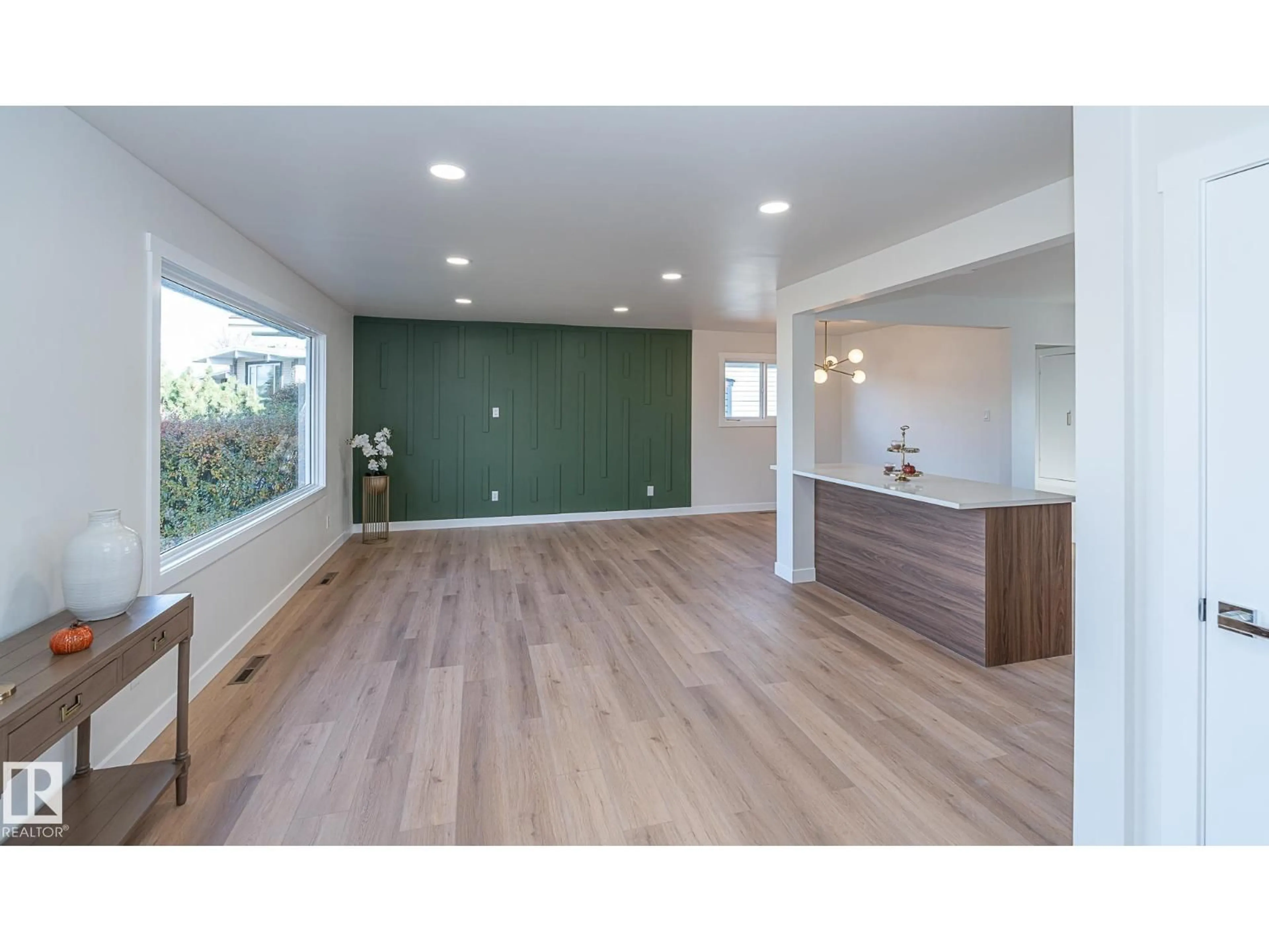 Indoor entryway for 6807 98A AV, Edmonton Alberta T6A0B9