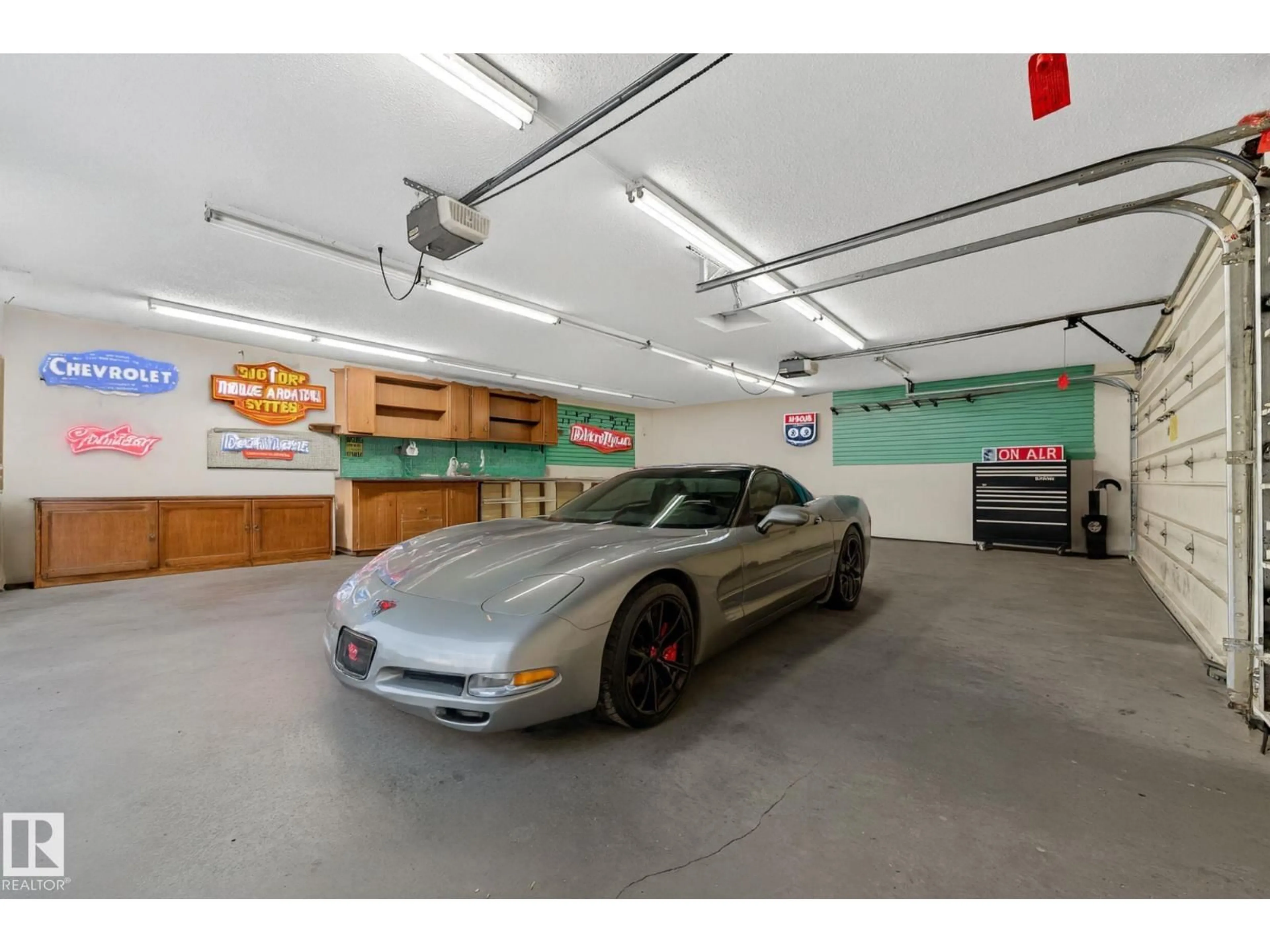 Indoor garage for NW - 11423 127 ST, Edmonton Alberta T5M0V2