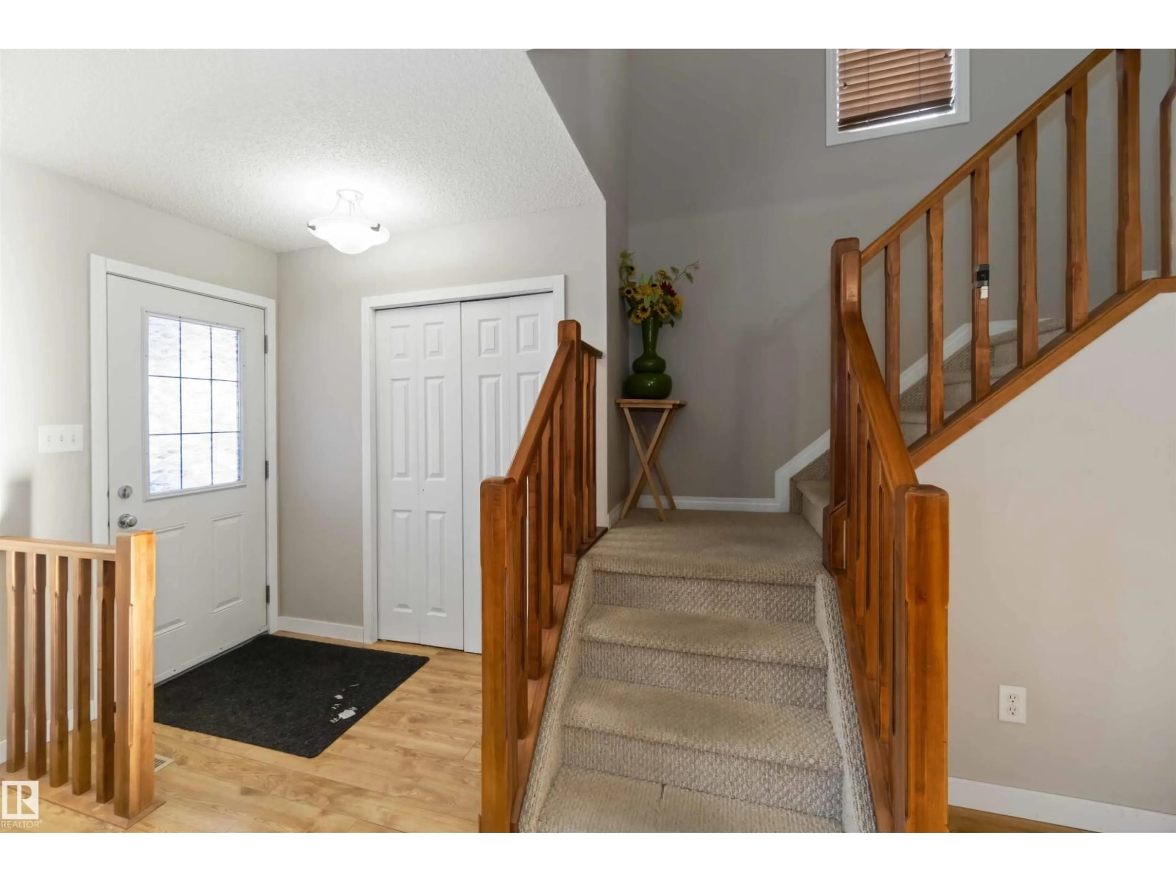 Indoor entryway for 5807 SUTTER PL, Edmonton Alberta T6R3R3