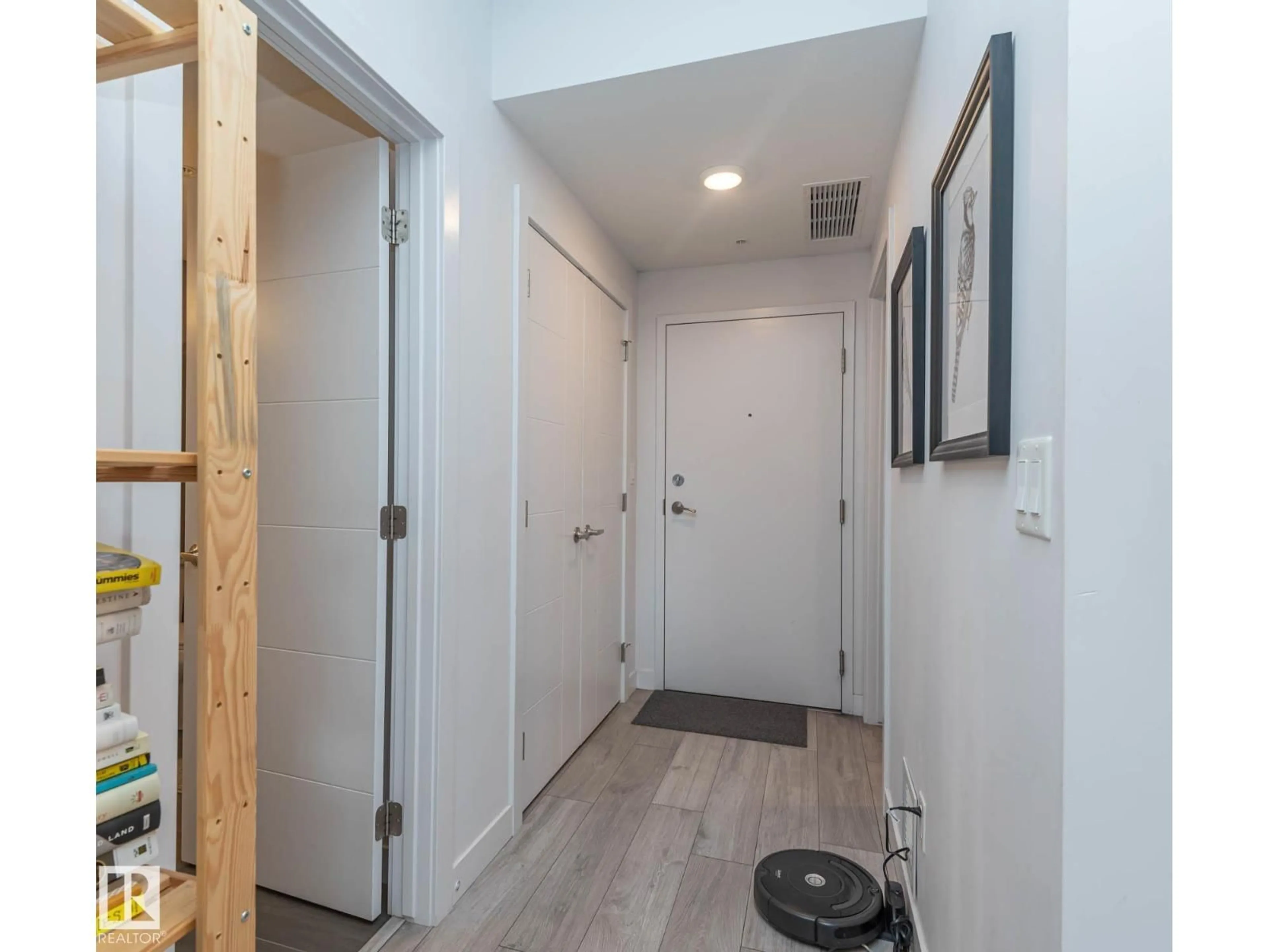 Indoor entryway for 207 8510 90 ST NW, Edmonton Alberta T6C3L5