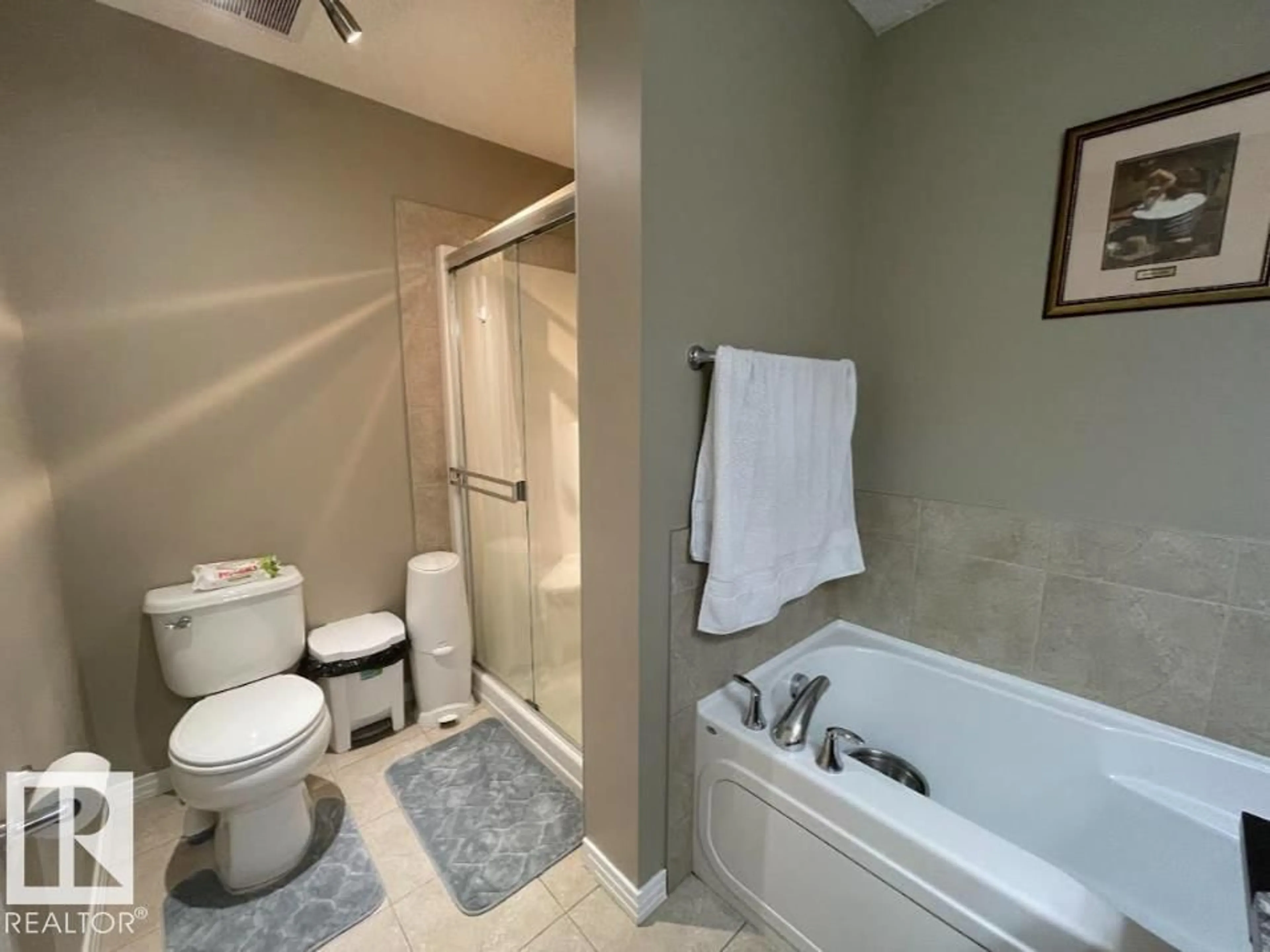 Standard bathroom, ceramic/tile floor for 3116 17 AV, Edmonton Alberta T6T0P7