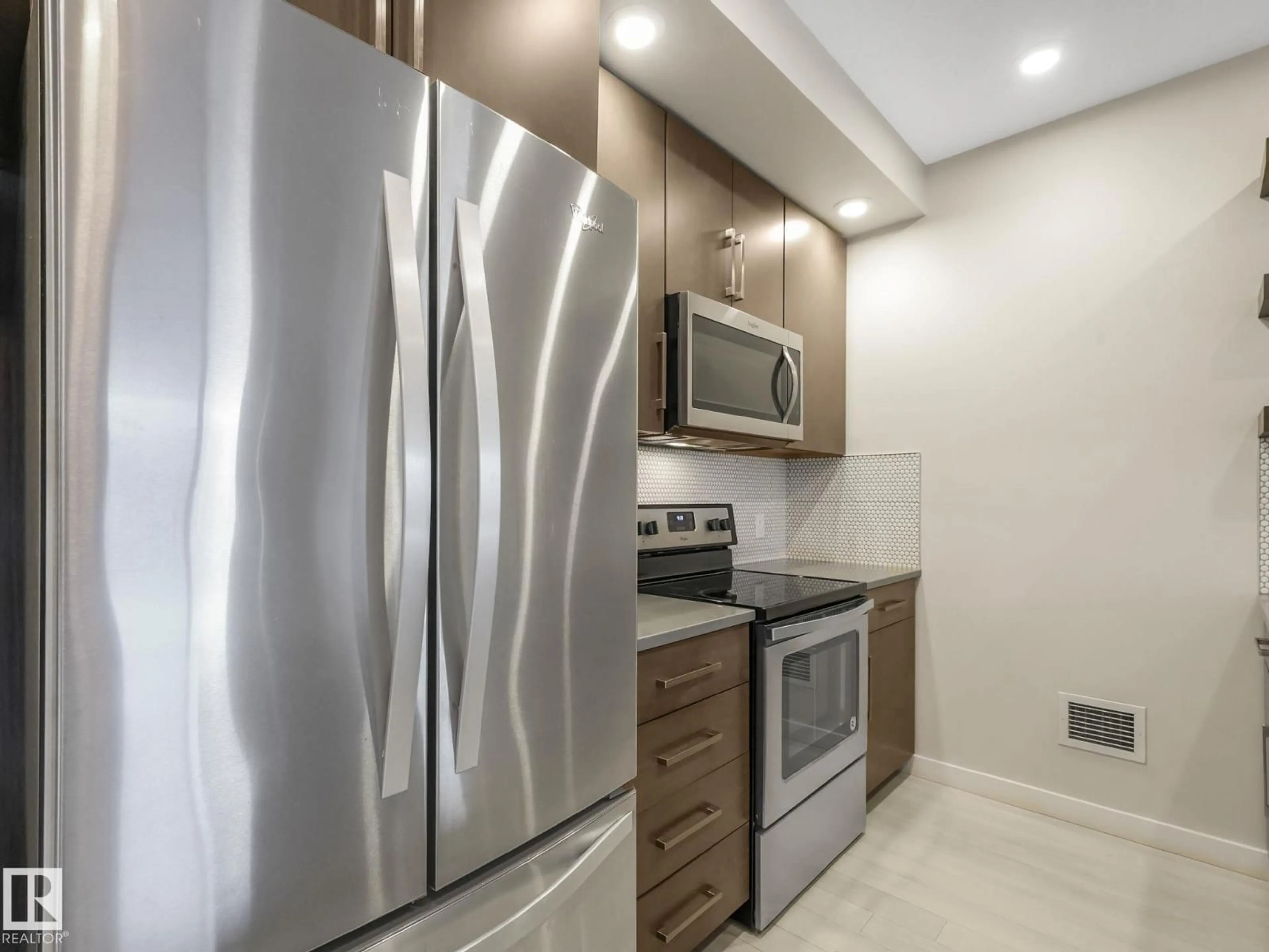 Standard kitchen, ceramic/tile floor for 231 - 1008 ROSENTHAL BV, Edmonton Alberta T5T7J4