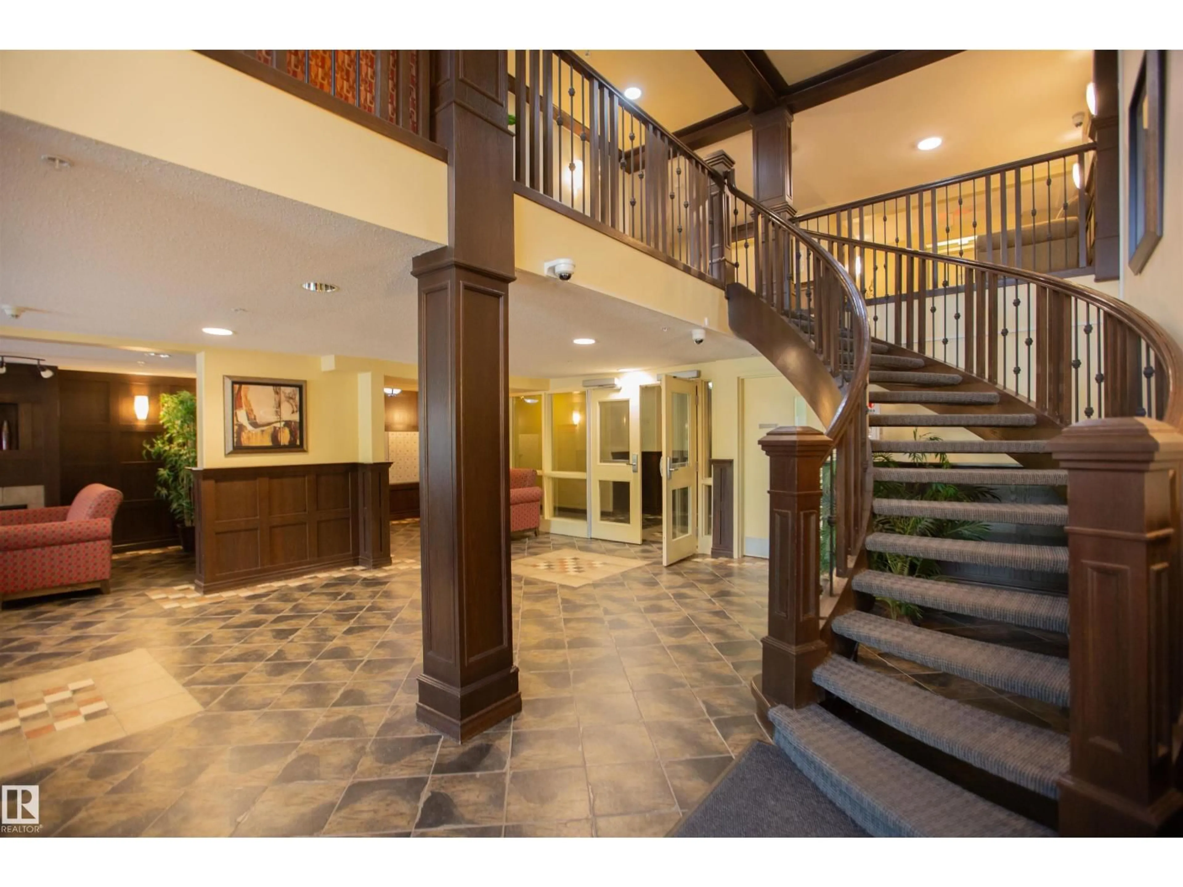 Indoor foyer for #325 - 7510 89 ST, Edmonton Alberta T6C0X5