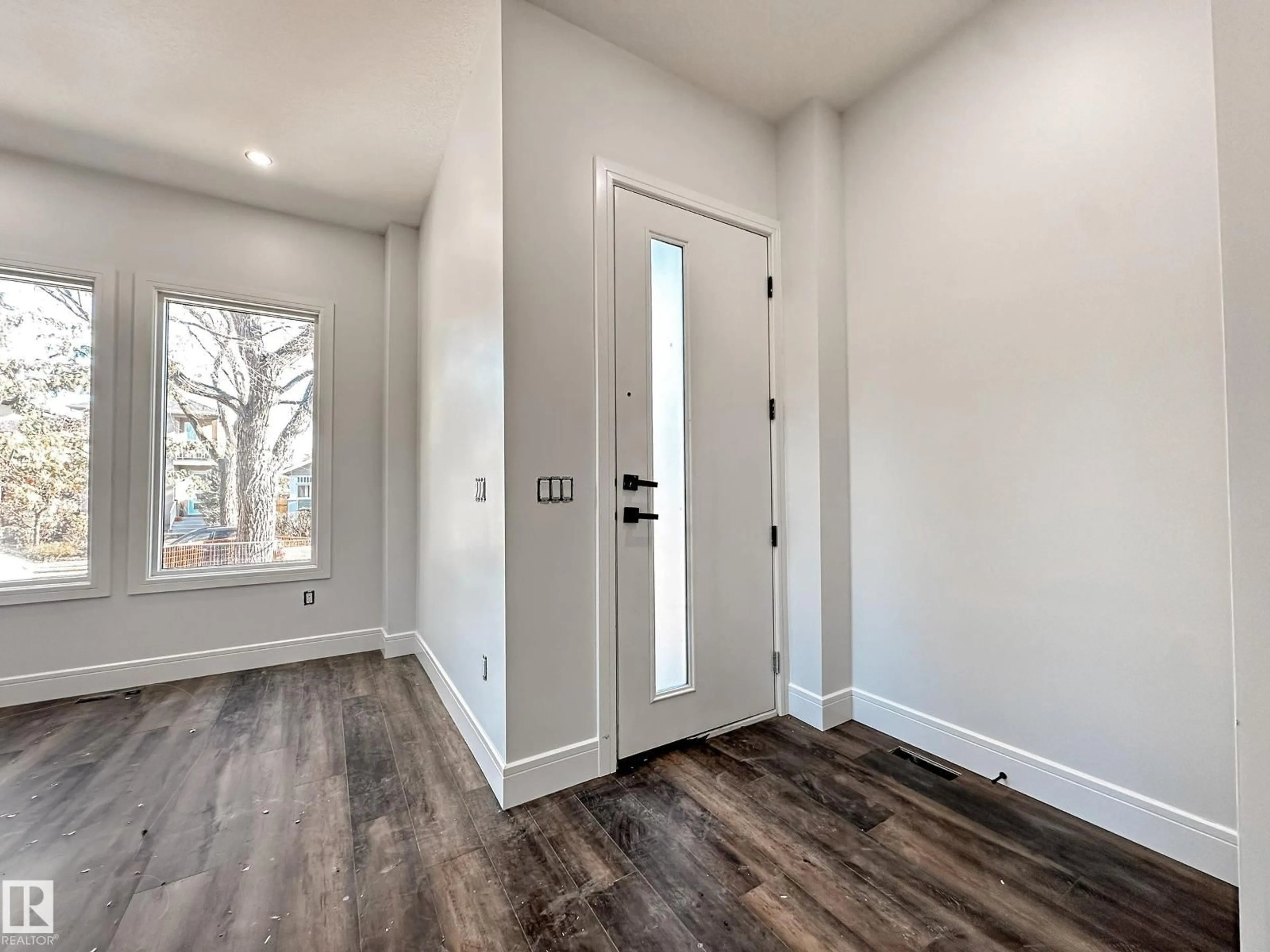Indoor entryway for 11230 125 ST, Edmonton Alberta T5M0M5