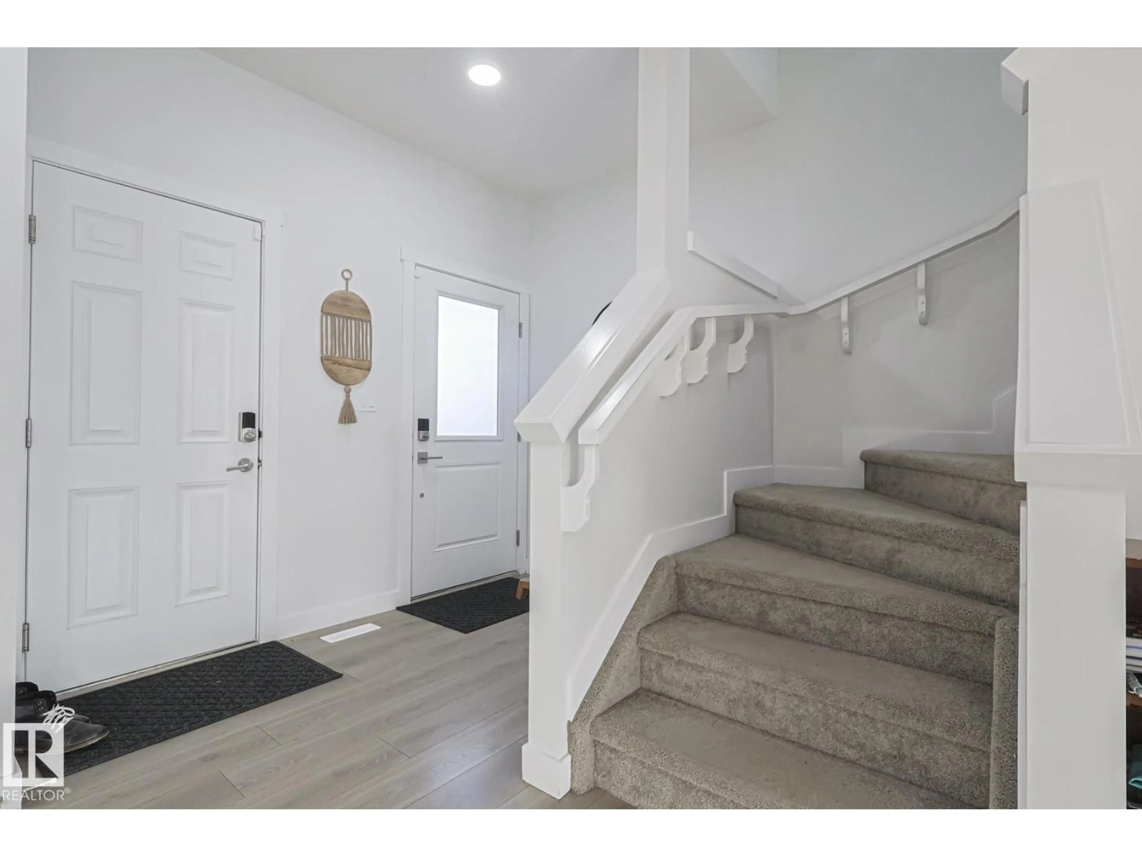 Indoor entryway for 38 HEMINGWAY CR, Spruce Grove Alberta T7X2L6