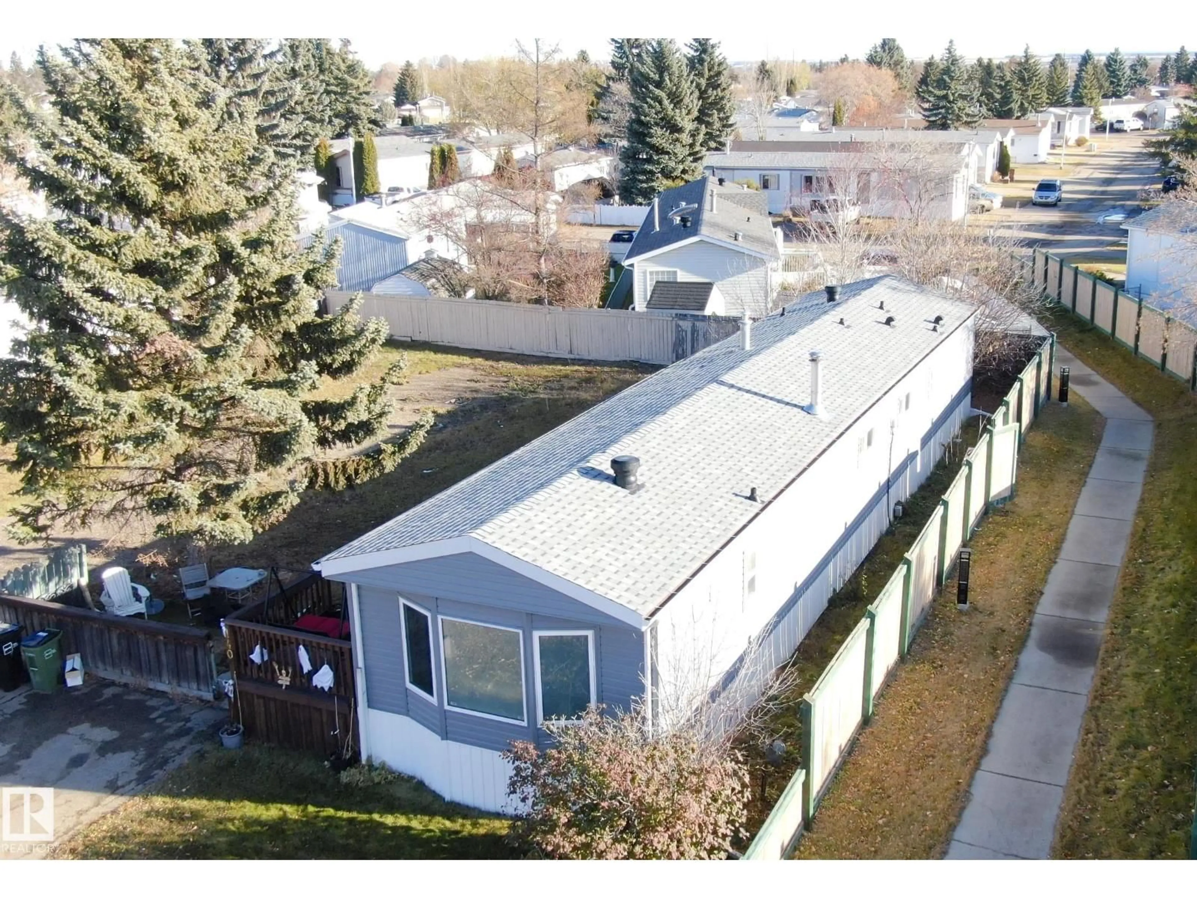 A pic from outside/outdoor area/front of a property/back of a property/a pic from drone, unknown for 140 EVERGREEN DR, Edmonton Alberta T5Y4M2