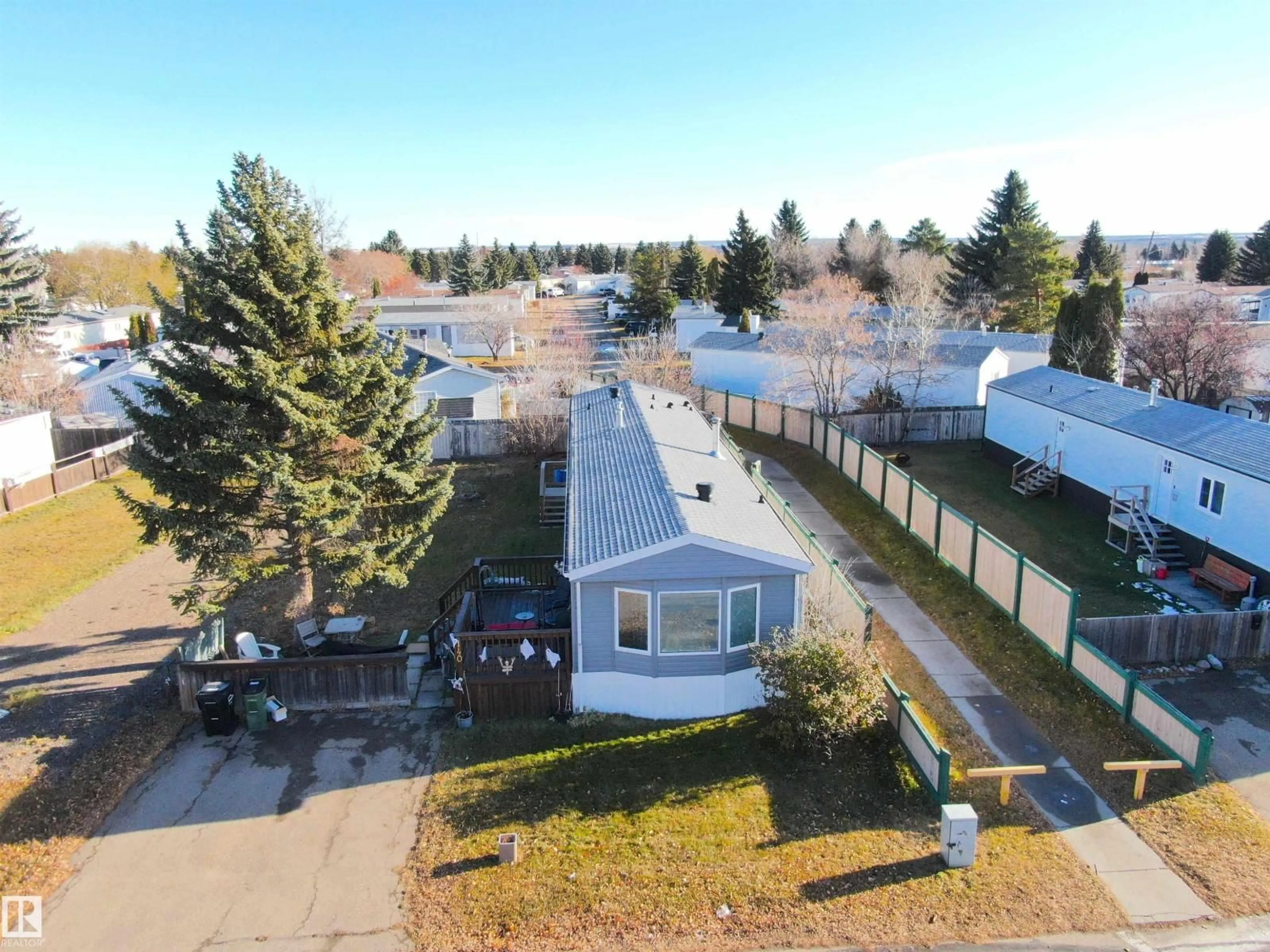 A pic from outside/outdoor area/front of a property/back of a property/a pic from drone, unknown for 140 EVERGREEN DR, Edmonton Alberta T5Y4M2