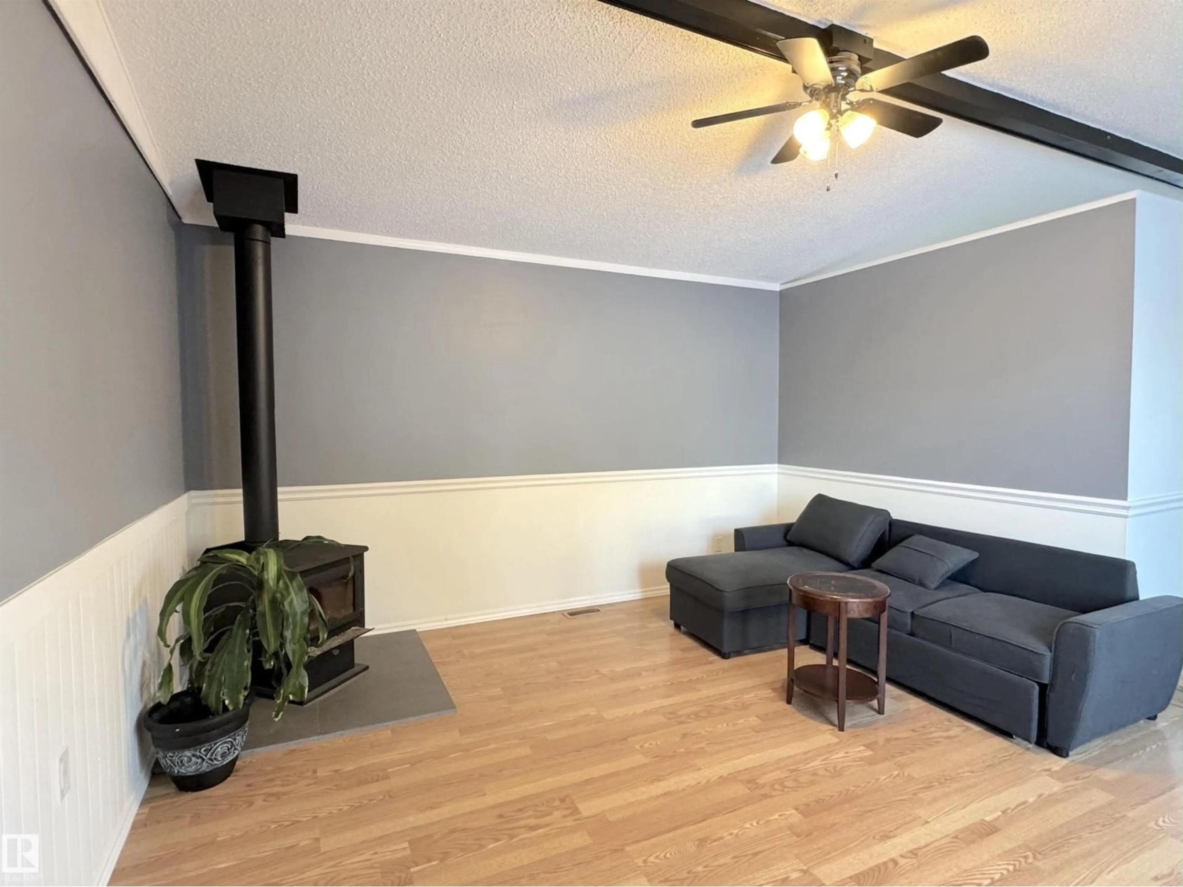 Living room with furniture, wood/laminate floor for 140 EVERGREEN DR, Edmonton Alberta T5Y4M2