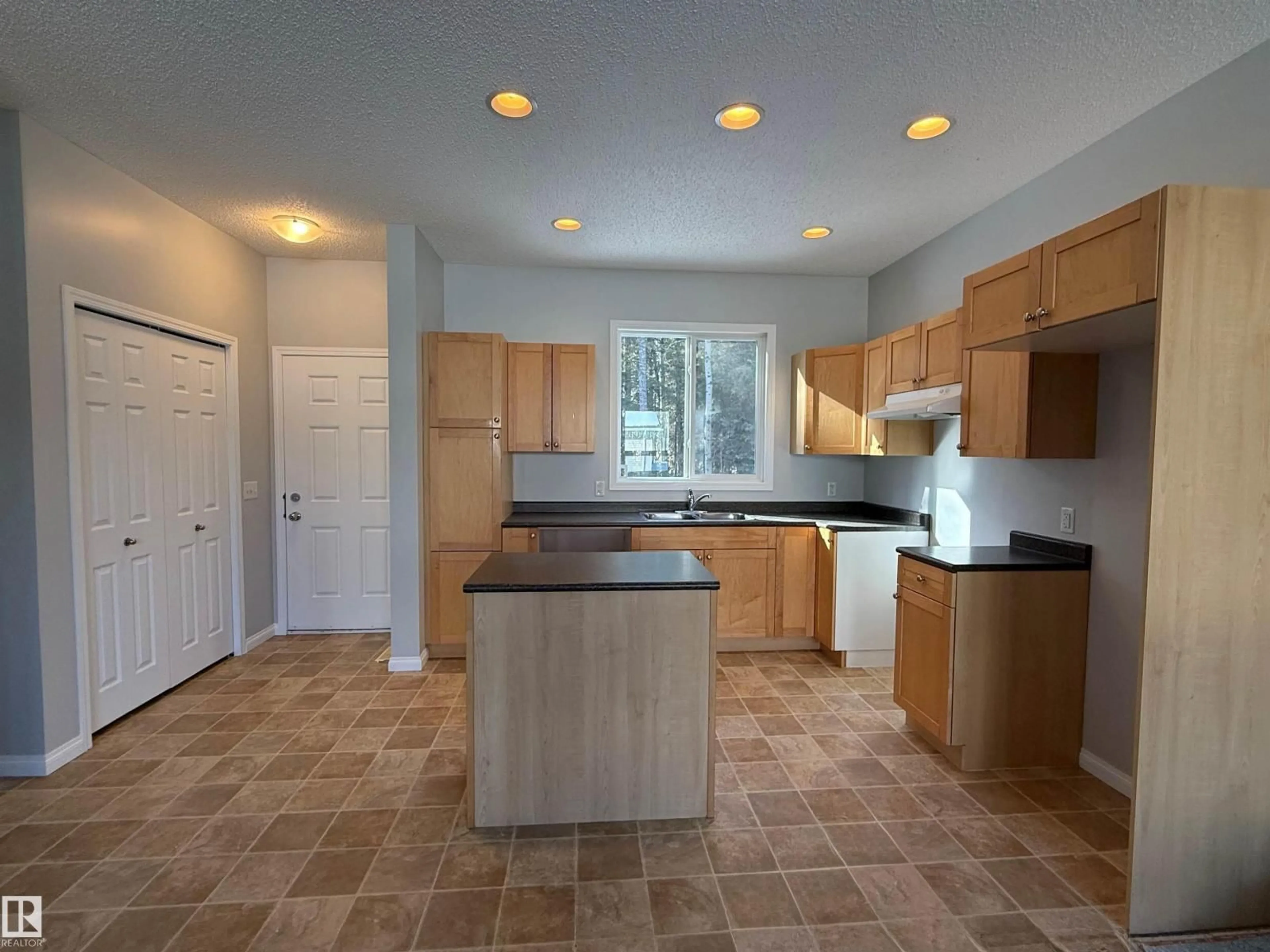 Standard kitchen, unknown for 10 624 41 ST, Edson Alberta T7E1A2